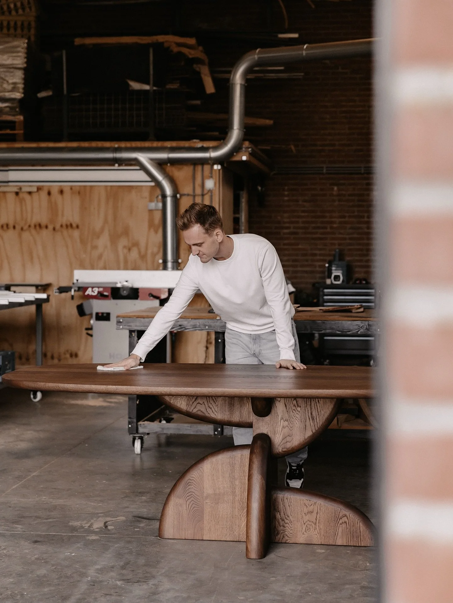 Inmiddels al een tijdje geleden, maar dit blijft een echte eyecatcher met een uniek karakter.
Gemaakt van massief eikenhout, met een poot naar eigen ontwerp. Ge&iuml;nspireerd op ronde, organische vormen.
Afgewerkt met de warme Chocolate-olie van @ru