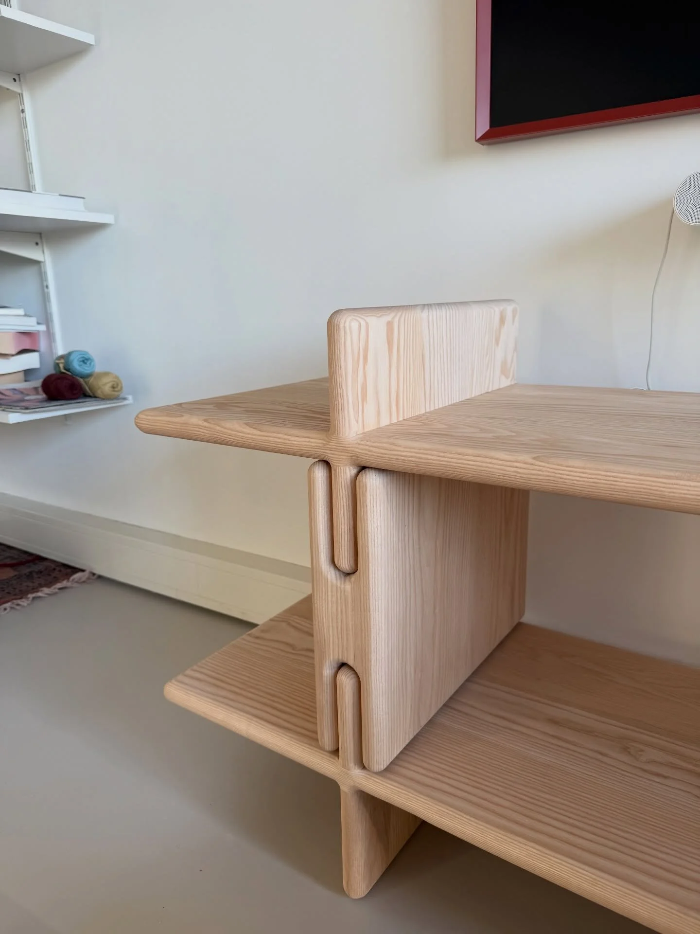 Laag meubel van prachtig massief essenhout.
Een echte blikvanger en perfect als decorstuk, bijvoorbeeld voor een platenspeler. 

Dankzij de unieke verbinding is het meubel eenvoudig uit elkaar te halen en weer op te bouwen, zo kon het zelfs naar de 9