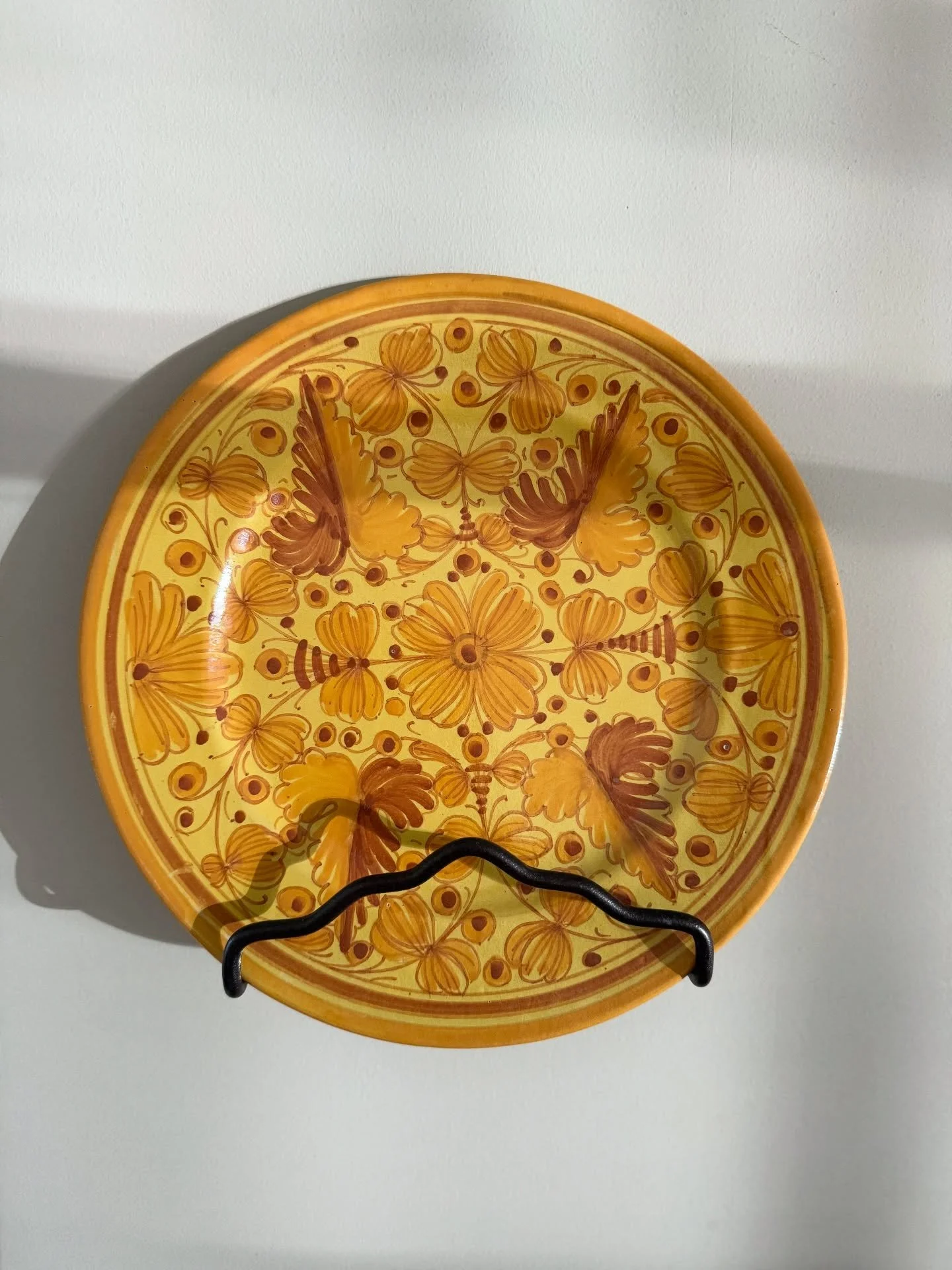 Our favorite fall finds 🔎 now at the shoppe!

1) Set of four vintage, hand painted Italian dinner and dessert plates in our current favorite colorway 
2) Antique yellow striped stoneware bowls (and our standby etched glassware that we will never not