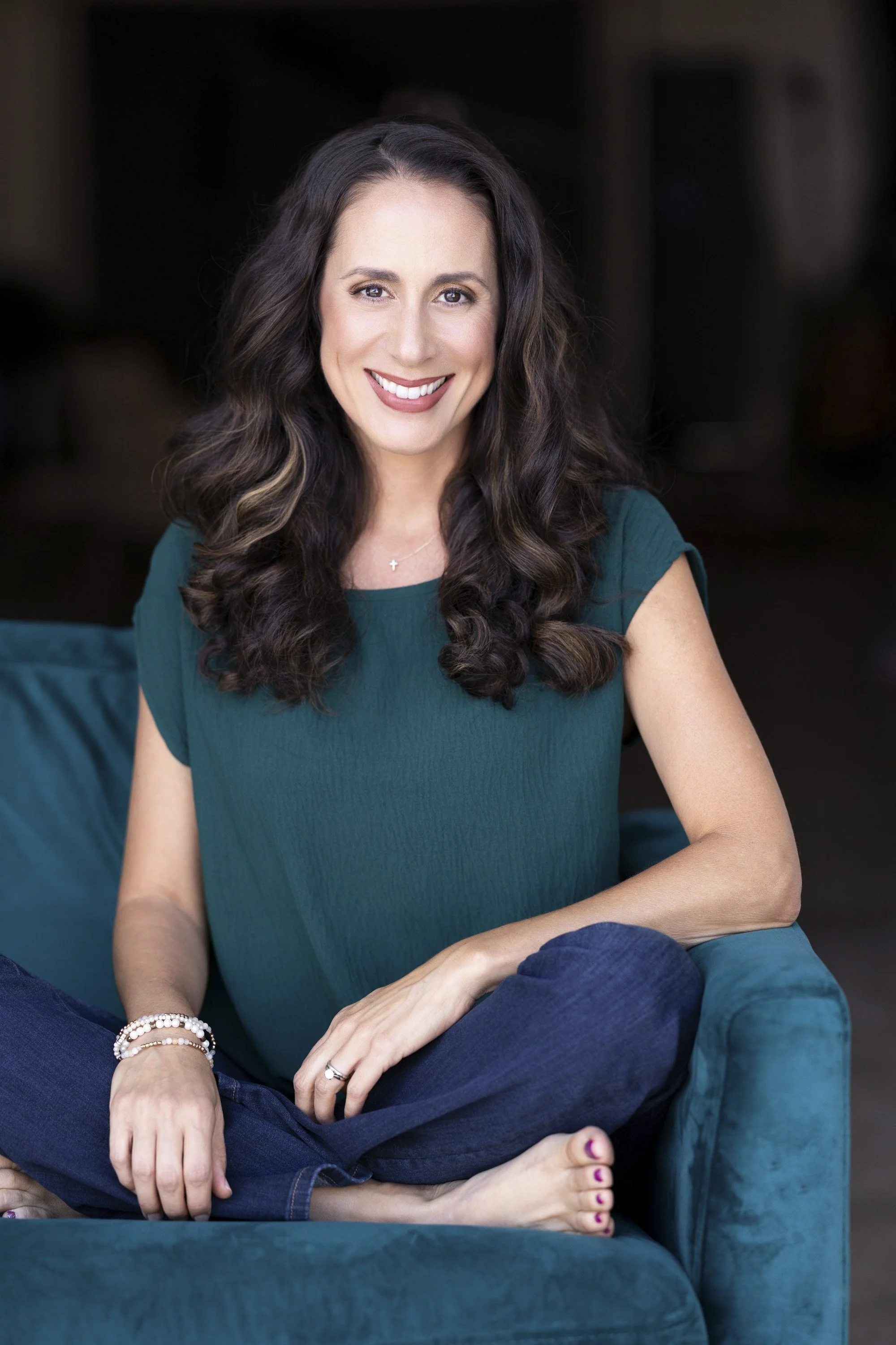 Modern branding portraits that feel intelligent, confident, and real.
I photograph entrepreneurs, executives, and business owners in a way that reflects who they are, not just what they do. Every session is a guided, collaborative process — shaping e