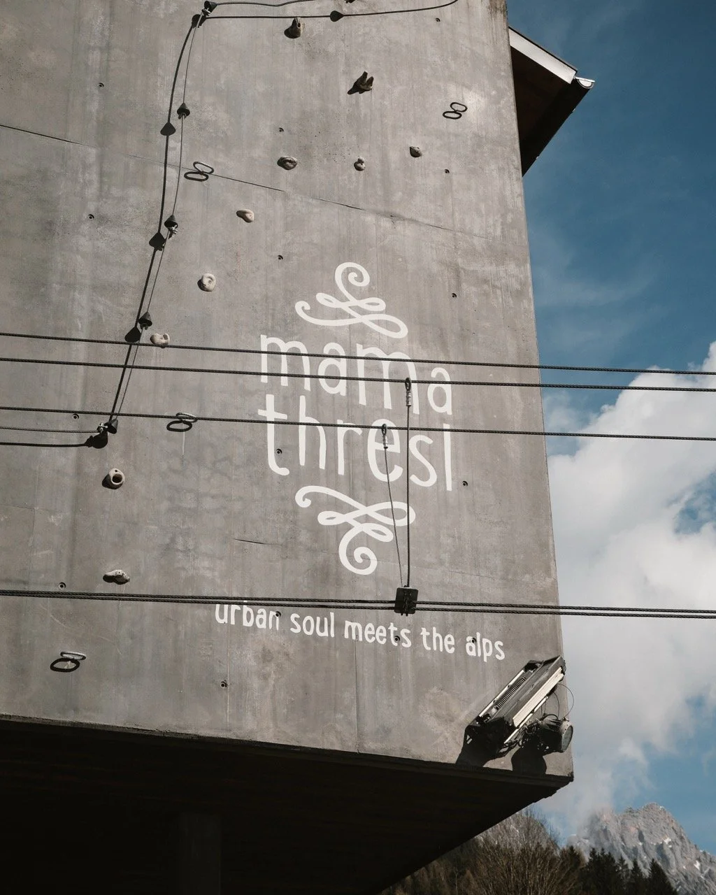 Some conversations are worth coming back to.
A few months ago, the mama thresl team shared our conversation with Florian on YouTube.
We talked about hospitality, favourite places, meaningful objects and the old Austrian word Wirt.
Thank you, Sophie, 