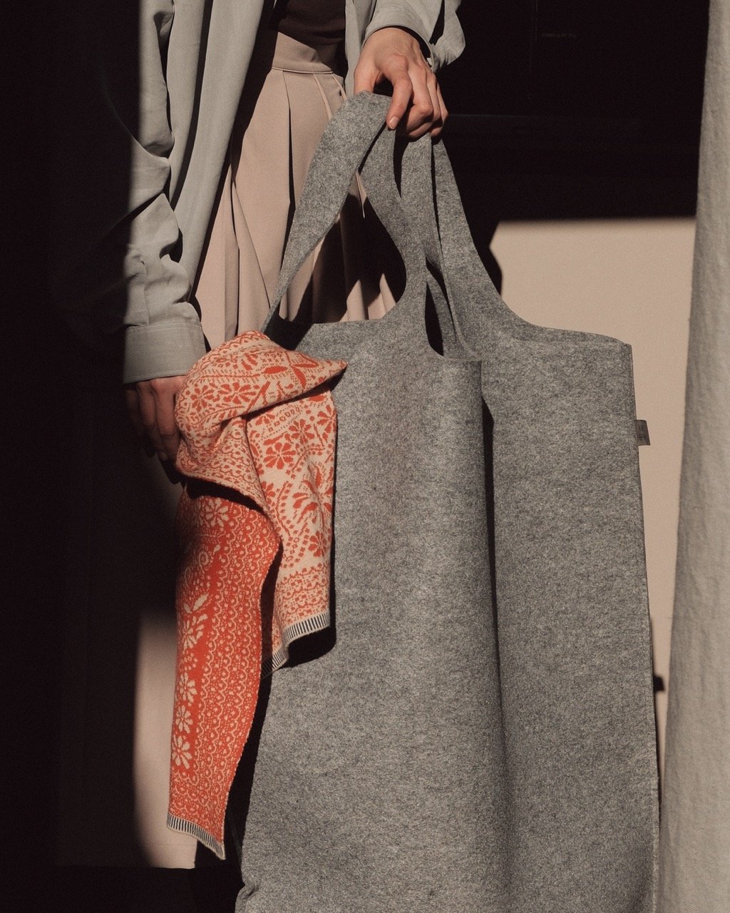 We call it a laundry bag, though it is just as good at keeping other things in their place.

At @hotelapril1550 , it has an honourable job: holding blankets by Baragaga.

Photographer @hana.jelovcan