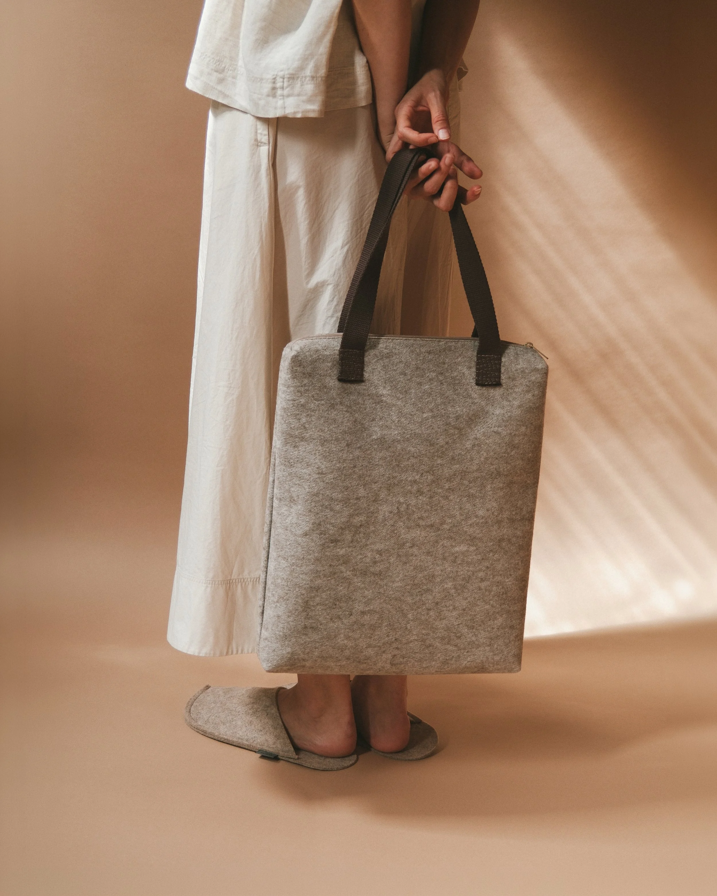 Carries all. Keeps it zipped.
Beige felt, brown cotton handles.
Inside: a phone pocket, key holder and an elastic loop for your water bottle.
Less rummaging. More going.
#kaaitabags #carryallzip

Photographer @hanajelovcan
