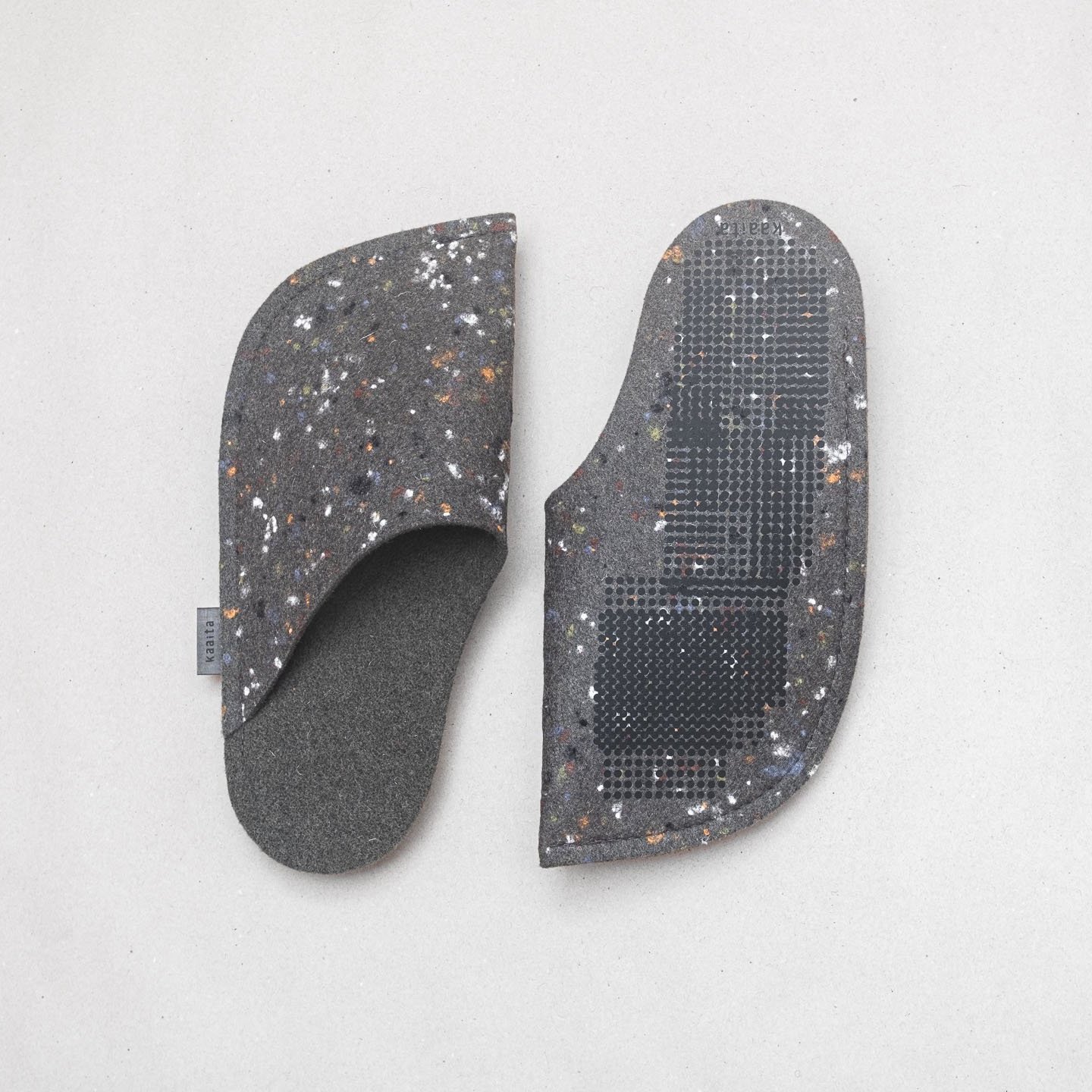 Kaaita green non-slip wool slippers with spots made from recycled woolen pullovers.