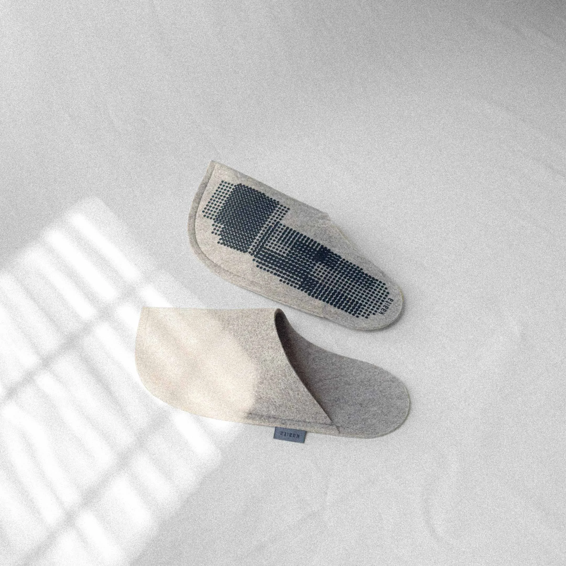 Kaaita Pure Non-slip felt slippers in beige, made from GRS certified felt, designed for enhanced safety and comfort.