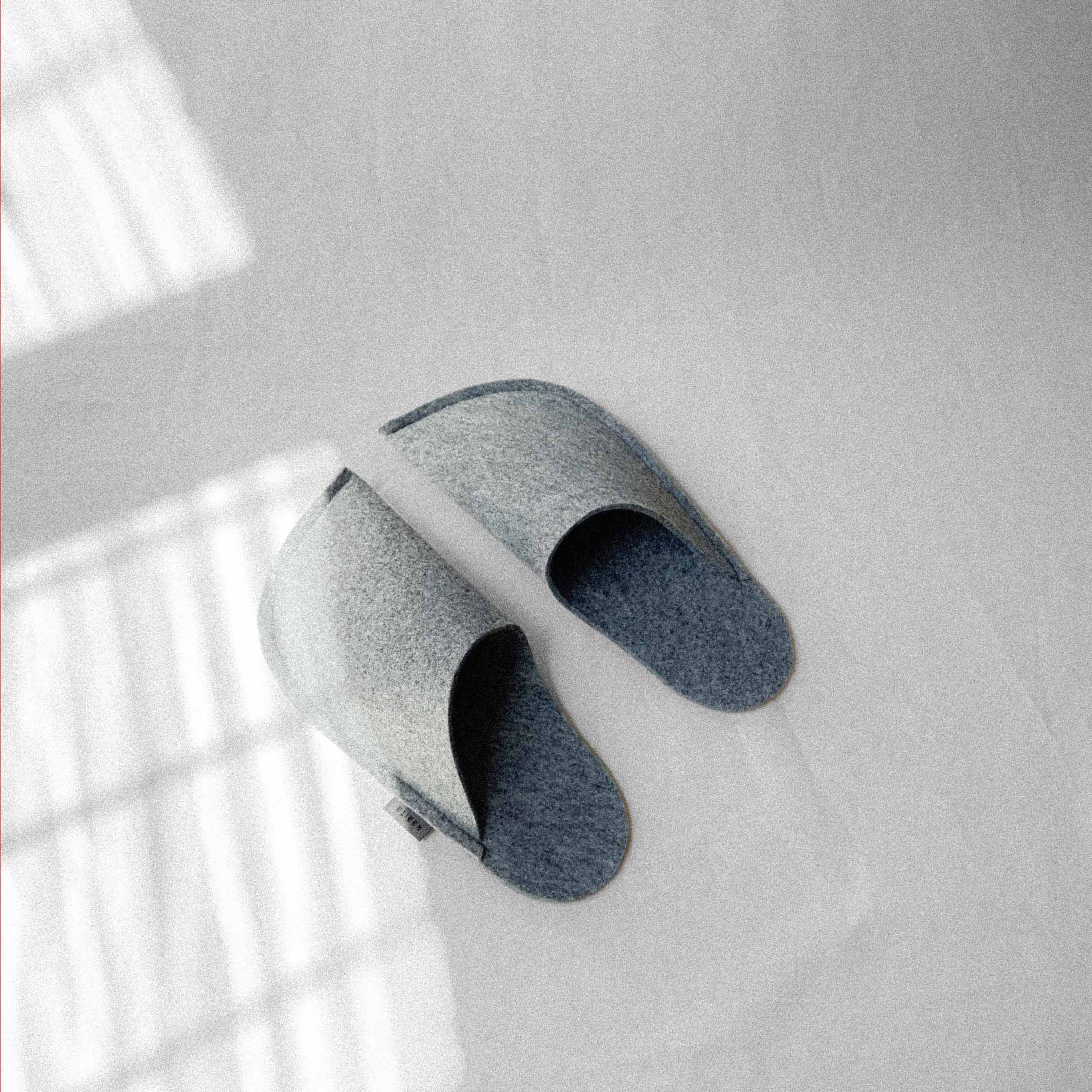 Kaaita Pure Non-slip felt slippers in grey, made from GRS certified felt, designed for enhanced safety and comfort.