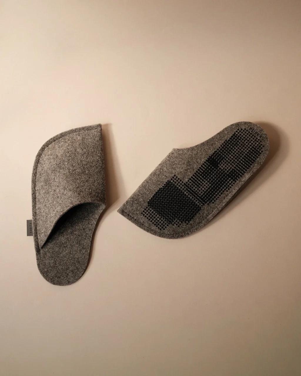 Kaaita_Pure Non-Slip_Kingwooly_Grey_Hana Jelovcan_02 Large.jpeg