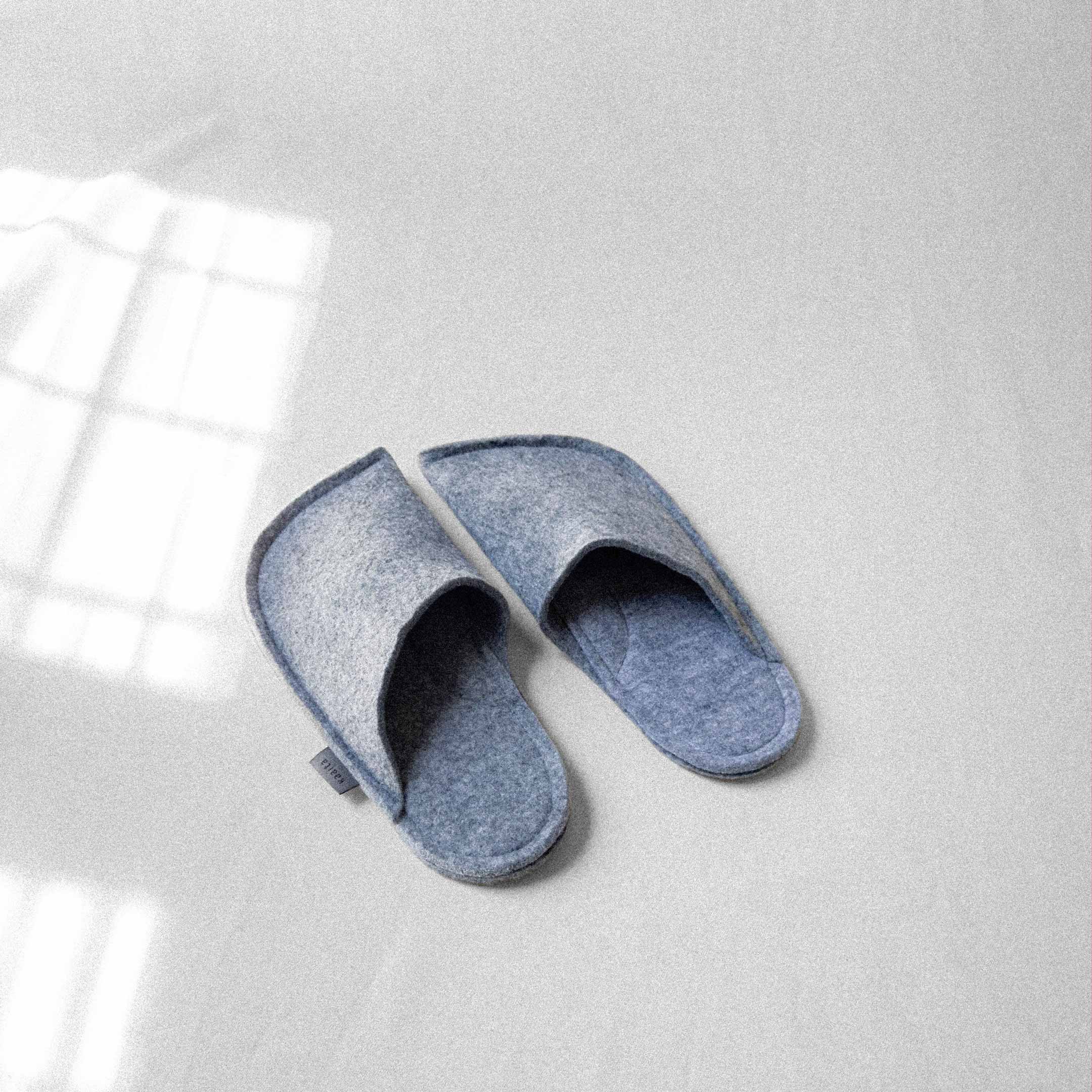 Kaaita Aroma non-slip grey felt slippers, made from GRS-certified felt, featuring lavender flowers sewn into the soles for a soothing massage, added comfort, and non-slip print for safety.