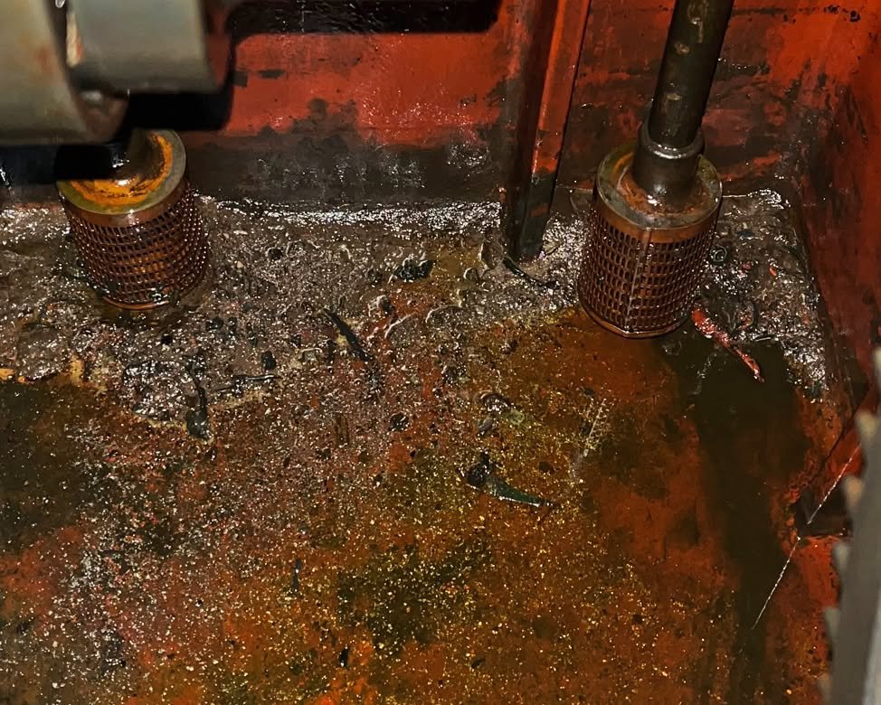 Kulumametallit vaihteistossa &ndash; seuraus vai syy? 🤔

Yksitt&auml;inen 300 litran &ouml;ljynvaihto paljasti sen, mit&auml; s&auml;&auml;nn&ouml;llinen voiteluhuolto voisi est&auml;&auml; &ndash; metallihiukkasia ja vett&auml; vaihteiston pohjalla