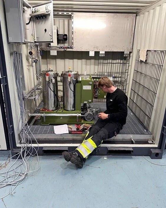 Modulaarinen kuuma&ouml;ljyn j&auml;&auml;hdytys- ja suodatusj&auml;rjestelm&auml; asiakkaan prosessin ymp&auml;rille suunniteltuna 🤝

Kun kuuma&ouml;ljy likaantuu, se n&auml;kyy nopeasti l&auml;mm&ouml;nsiirrossa, venttiileiss&auml; ja kasvavina ku