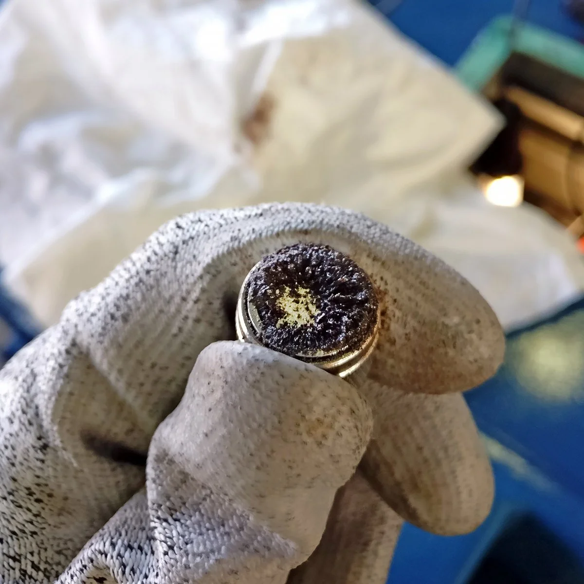 Kun vaihteesta alkaa l&ouml;yty&auml; metallia, ongelma on usein jo pidemm&auml;ll&auml; kuin milt&auml; n&auml;ytt&auml;&auml; 🚨 

Satama-alueiden kaltaisissa kohteissa vaihteet joutuvat koville. Jos &ouml;ljyyn kertyy metallisia ep&auml;puhtauksia