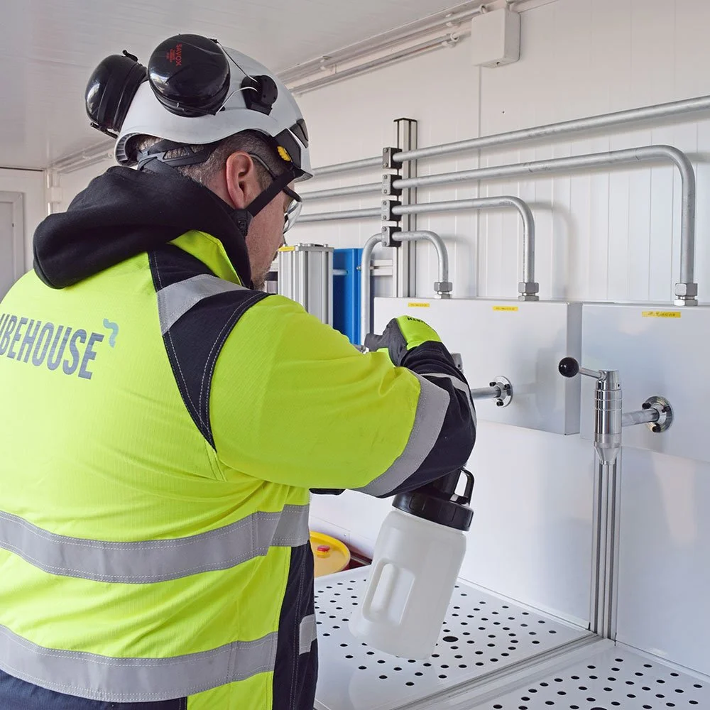 Voiteluaineiden varastointi ja hallinta vaikuttavat suoraan laitteiden k&auml;ytt&ouml;varmuuteen. ⚙️

Jos voiteluaine varastoidaan v&auml;&auml;rin, sekoittuu toiseen tuotteeseen tai altistuu ep&auml;puhtauksille, riski siirtyy suoraan laitteeseen. 