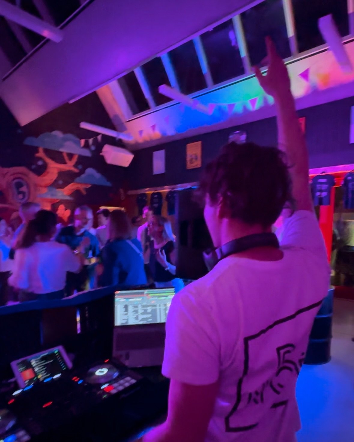 Gisteren mocht ik draaien op het feestje van Volleybal Team Lichtervelde! Aan ambiance geen te kort!🎉 Merci voor de zeer toffe avond twas de max!🎉🎧