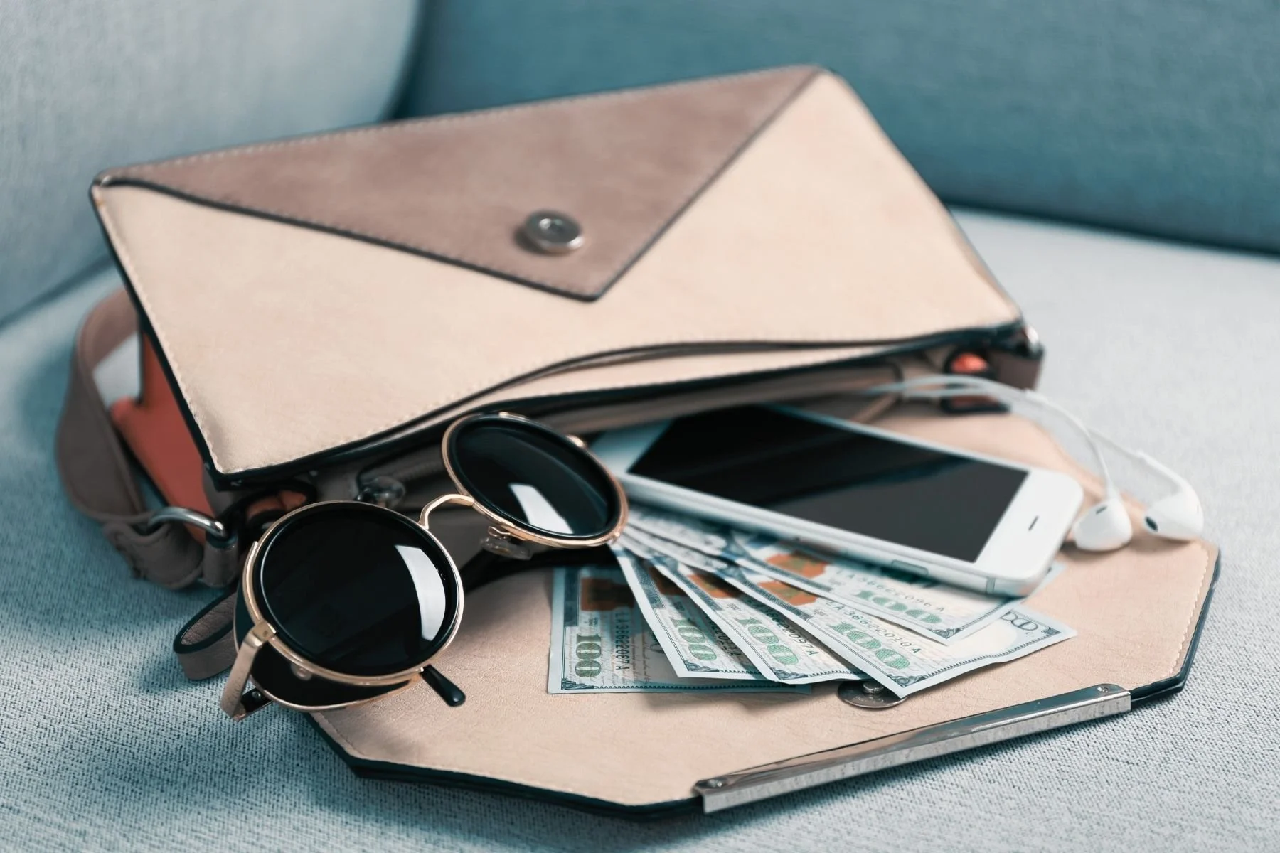 What Every Woman Should Carry in Her Purse - Our Daily Lifestyles