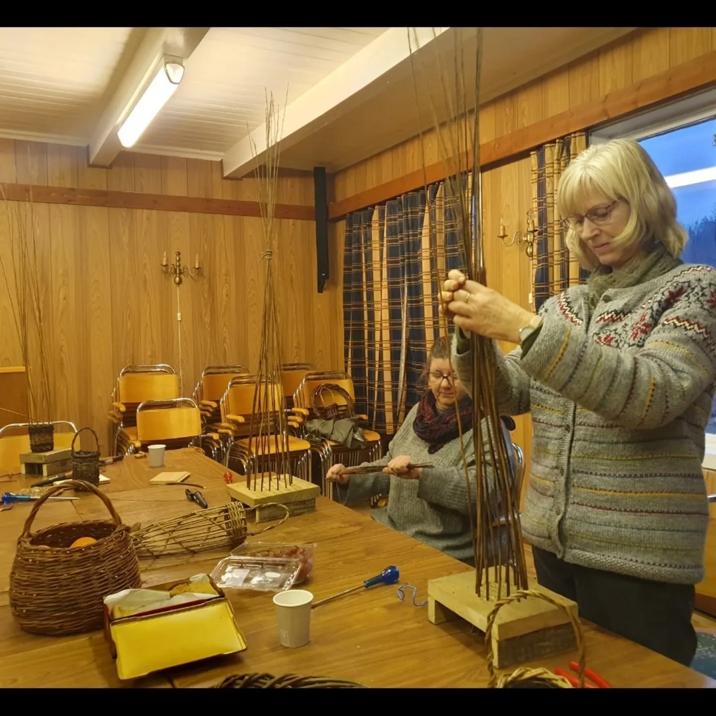 Har du lyst til &aring; v&aelig;re med p&aring; juleverksted? ❄️

Da kan du flette flotte lykter, kremmerhus/fuglematere, kranser og stjerner i pil🤎 Du trenger ikke &aring; ha pr&oslash;vd pilefletting f&oslash;r, vi tar det helt fra starten, s&arin