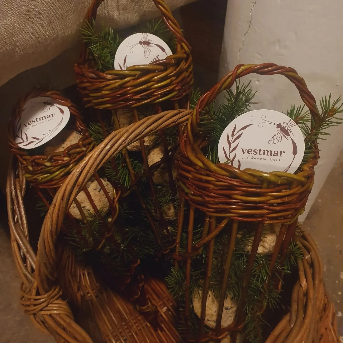 I dag er det &aring;pen julebutikk og marked hos flotte @vestreborgegard 🥰🌿 Jeg var oppe i g&aring;r med helt rykende fersk ringblomstsalve og noen nye fuglematere. Tusen hjertelig takk, dere som har handla salve til det ble tomt! 💛

Sj&oslash;l h