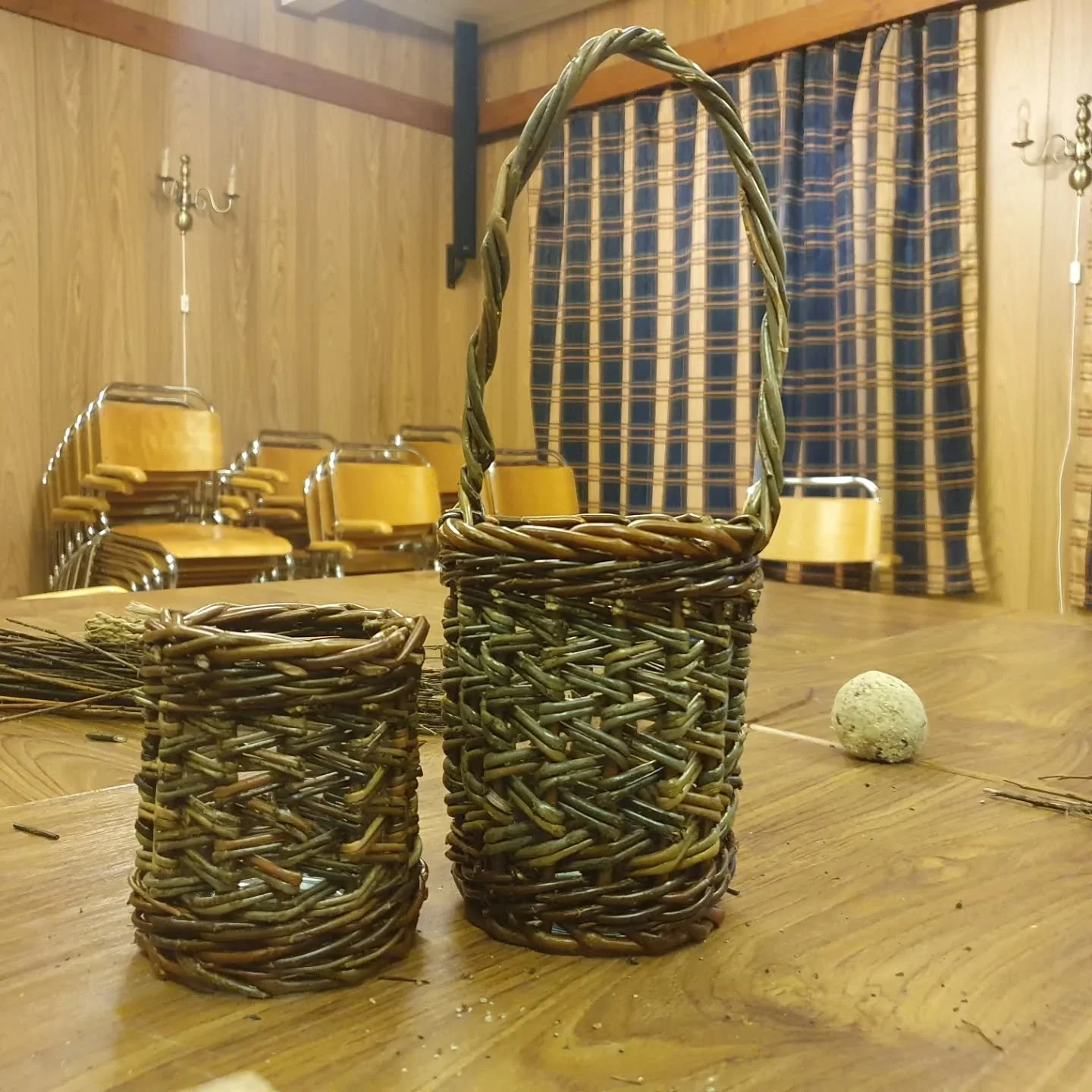 Det ble d&aring;rlig dokumentert (der er jeg ikke s&aring; god), men vi hadde et koselig juleverksted-kurs i g&aring;r fullt av herlige damer som fletta lykter, kremmerhus og noen sv&aelig;re kranser. Noen kom fra rett over jordene, ei var svigermor❤