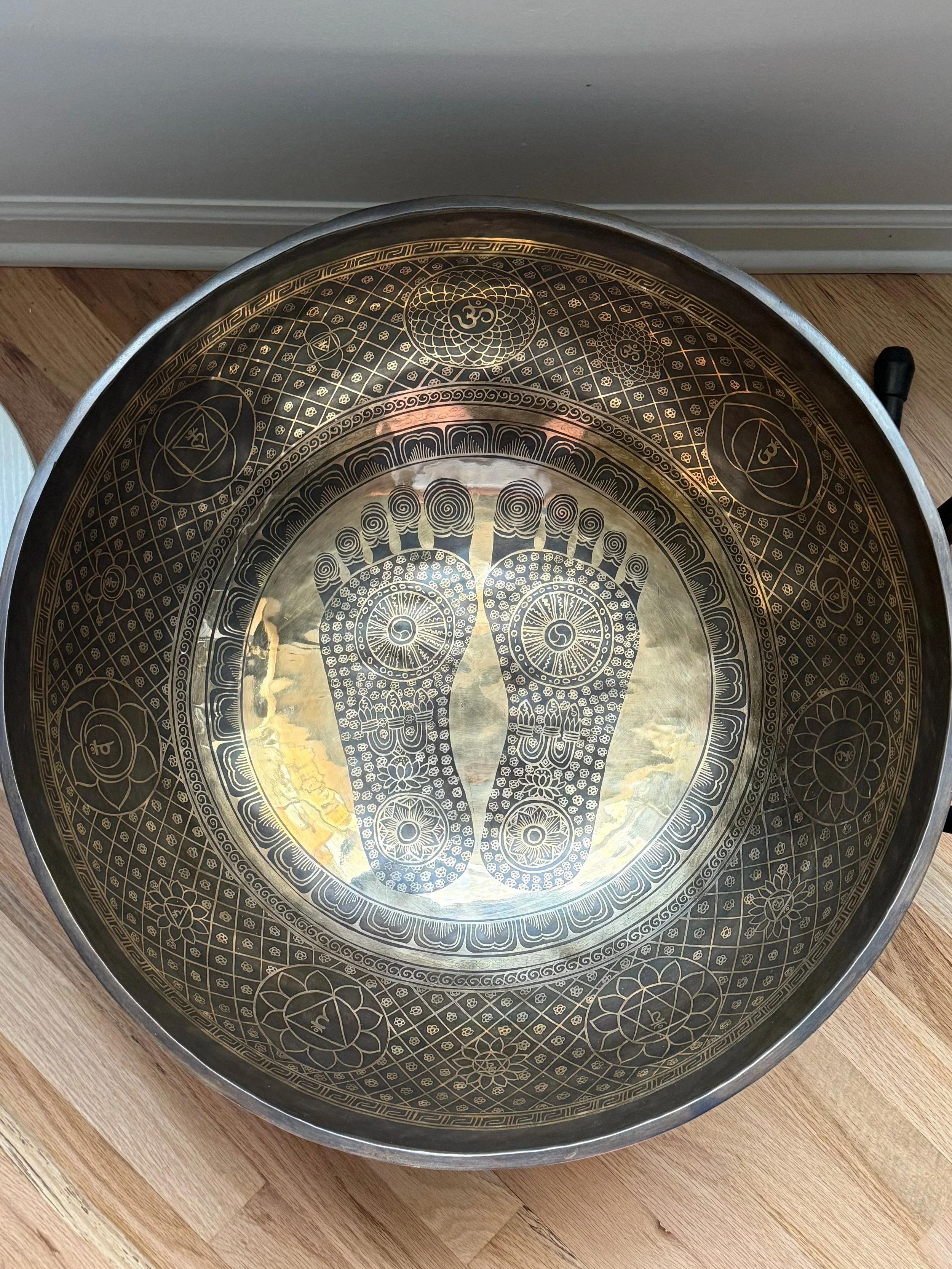 Feel some great vibrations with this 21" singing bowl