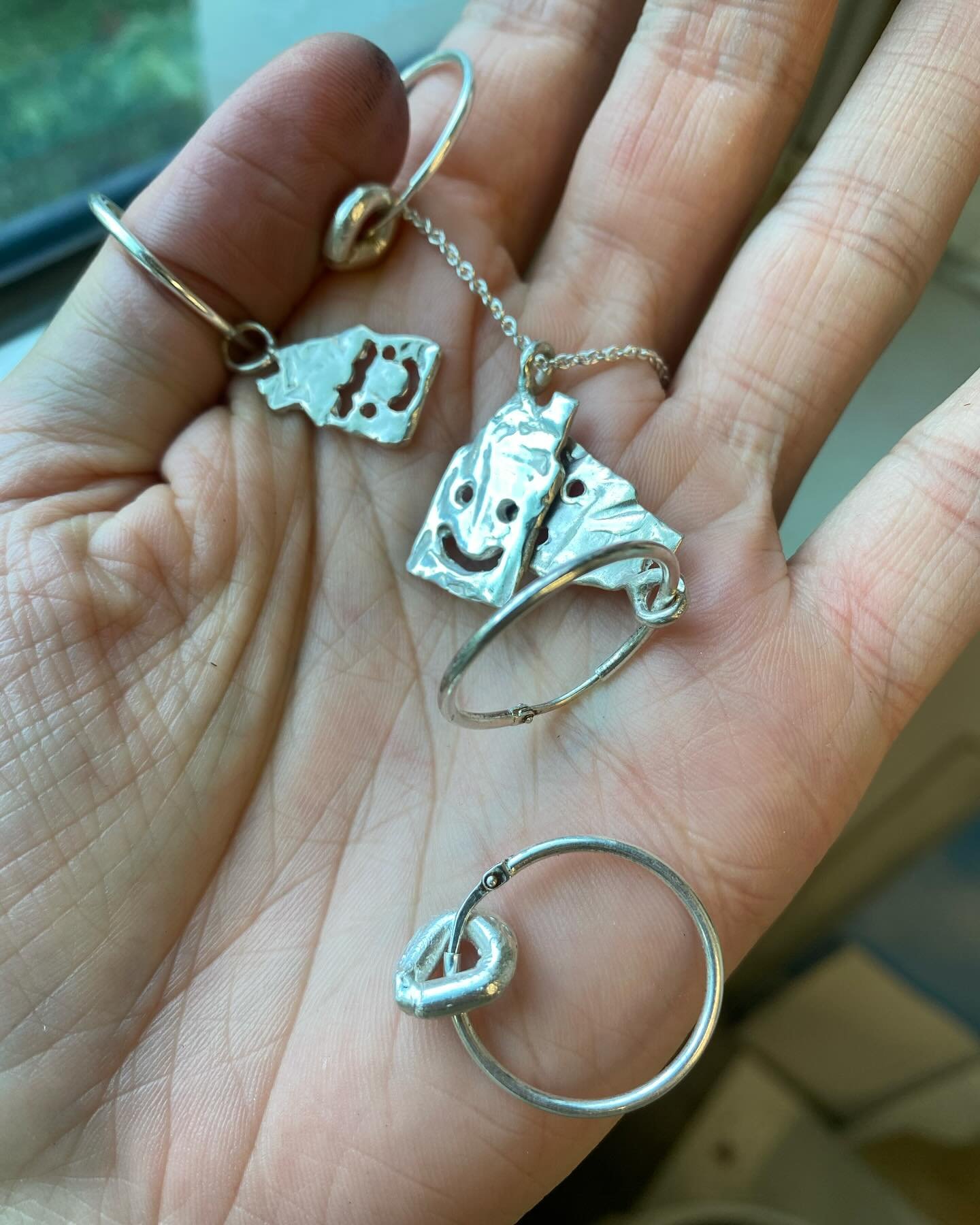 🏡 J&rsquo;ai oubli&eacute;e de vous parler de mes deux maisonnettes que j&rsquo;ai cr&eacute;&eacute; en s&eacute;rie pour un prix plus doux! Les maisonnettes sont disponibles en cr&eacute;oles, sur une cha&icirc;ne ou m&ecirc;me en pendentif solo, 