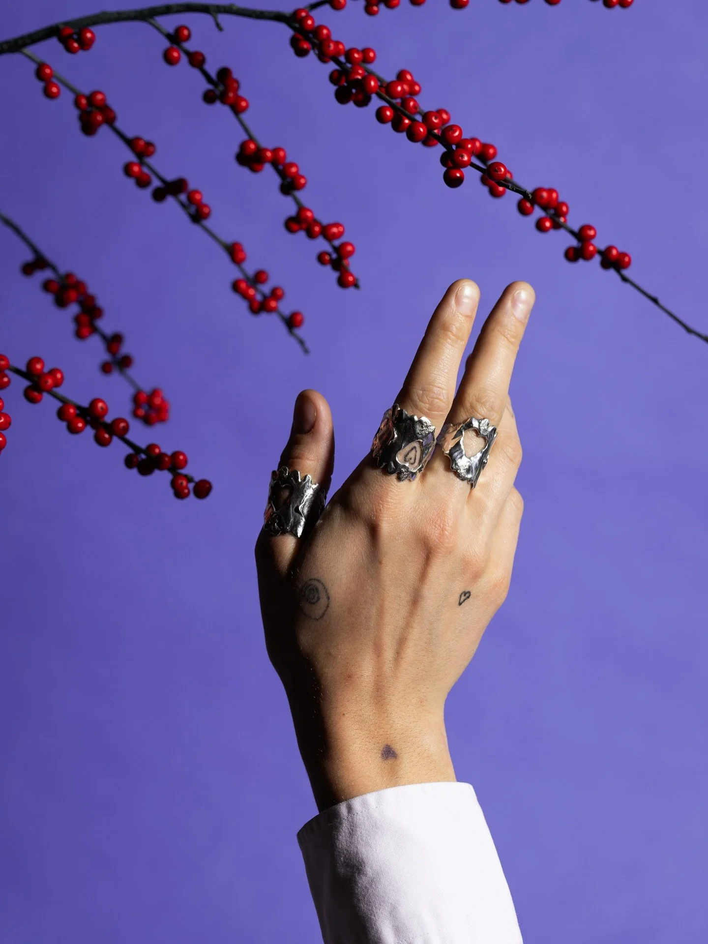 ♛ Couronne ♛
Ma nouvelle bague aux formes rondes et ludiques &mdash; inspir&eacute;e d&rsquo;une couronne de gros b&eacute;b&eacute;, elle est un peu plus large que ce que je propose d&rsquo;habitude, mais reste agr&eacute;able &agrave; porter et ell