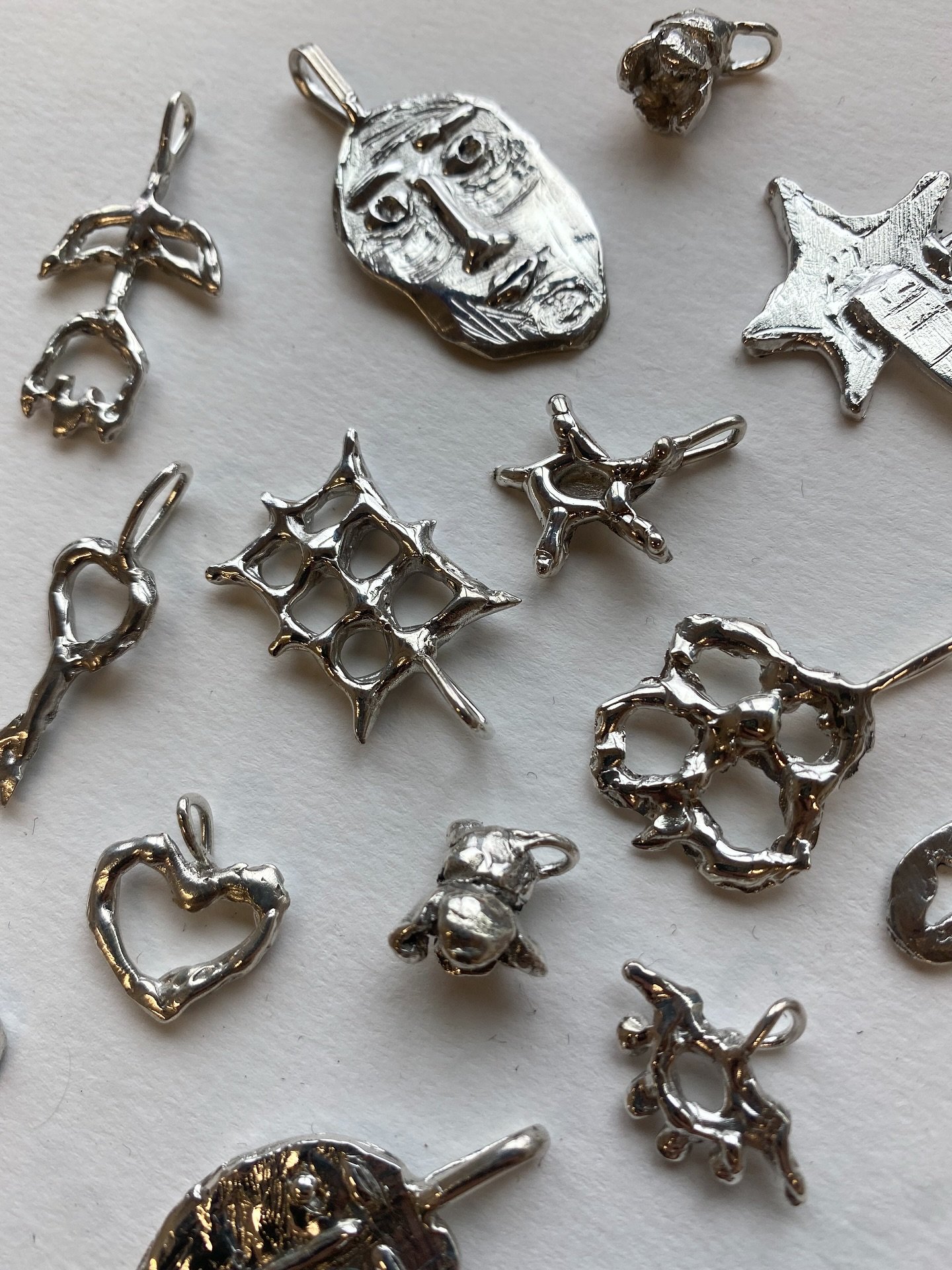Retour sur le premier atelier de pendentif donn&eacute; dans le nouveau lieu @le_lab_transmission il y a quelques semaines. De belles cr&eacute;ations et un moment de d&eacute;couverte pour cr&eacute;e une petite &oelig;uvre en argent sterling &agrav