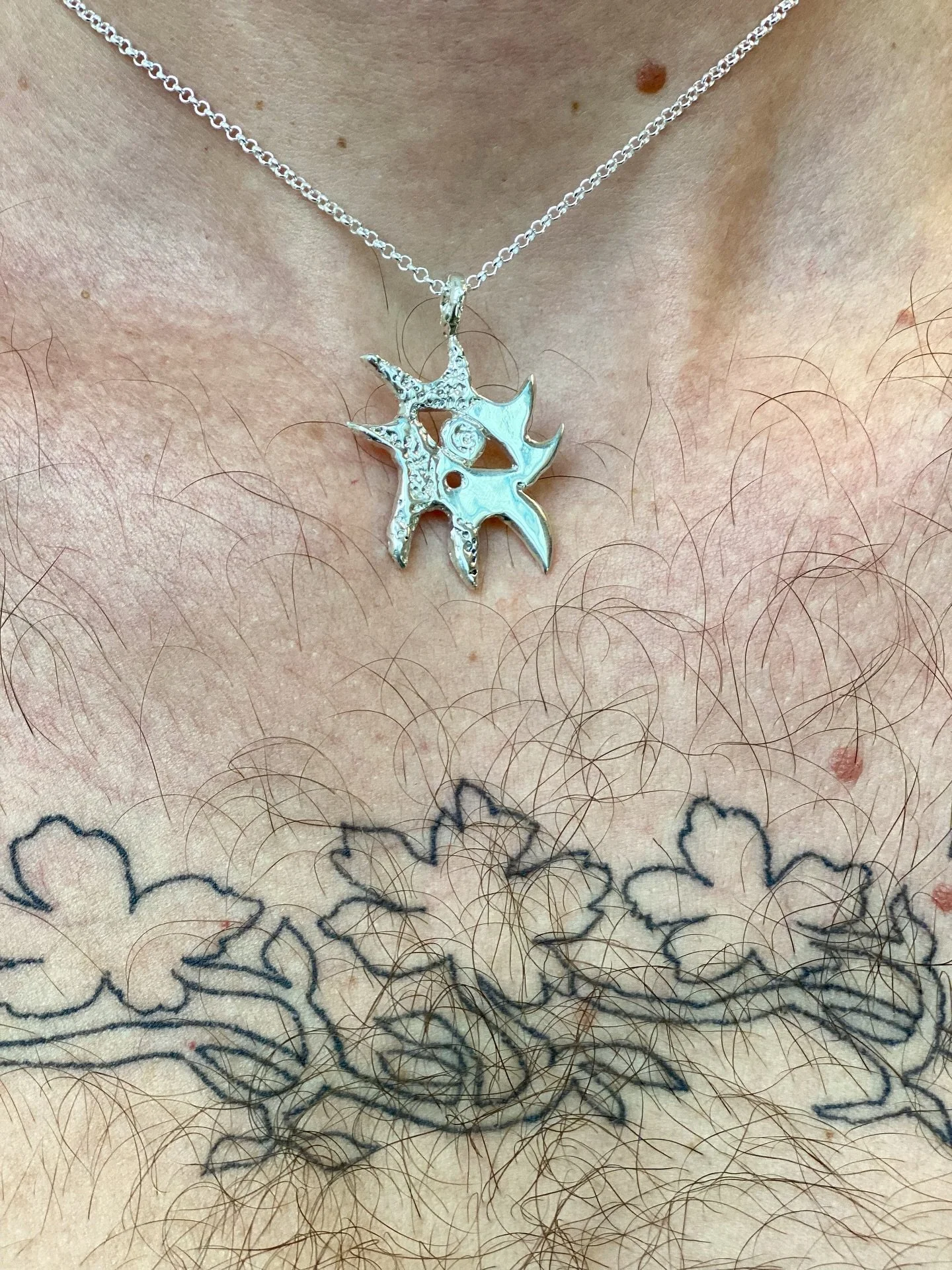 La premi&egrave;re collaboration ever est arriv&eacute;e &mdash; et &eacute;videmment, elle se fait avec @teoleroo ✨
Une shape Mou avec une face de Teo&hellip; on souhaite la bienvenue &agrave;
🌞 SUNNY TED 🌞 Disponible en avant-premi&egrave;re &agr