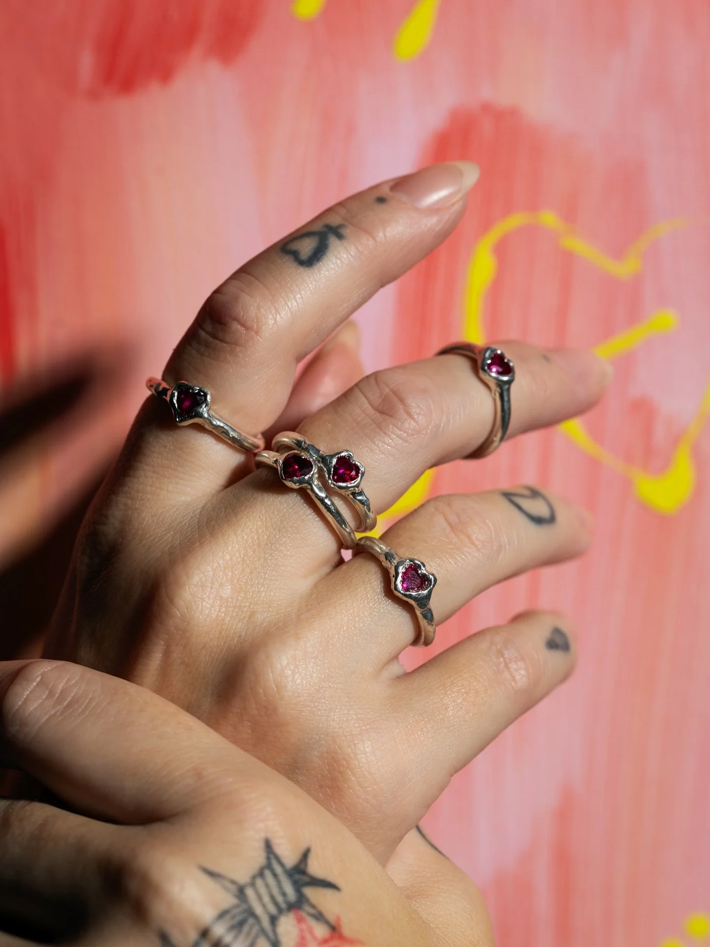 Rubis loves
Comment mieux d&eacute;dier son amour &agrave; quelqu&rsquo;un(ou a soi!) qu&rsquo;avec une bague et un rubis en forme de c&oelig;ur!? Un de mes coup de c&oelig;ur de cette ann&eacute;e, je vous ai pr&eacute;venus c&rsquo;est un no&euml;l