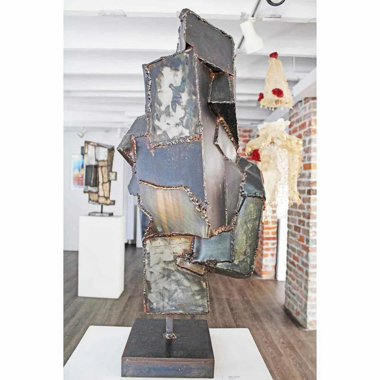 Arlyn Jim&eacute;nez
Caos
2023
Stainless steel, bronze, metal 
33x11x12 inches

Untitled 
2023
Stainless steel, bronze, metal 
Dimensions vary
@buloyasanchez 

Photos by @karlinche_