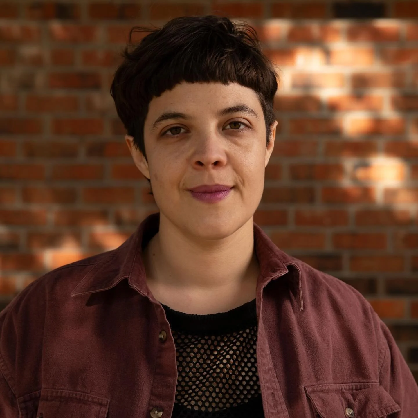 Introducing new Manos member Andrea Narno
@graficanarno @pescadj 

Andrea Narno is a Mexican queer printmaker living in New Orleans, Louisiana. They believe in art as a tool of transformation, contributing to social change during these uncertain time