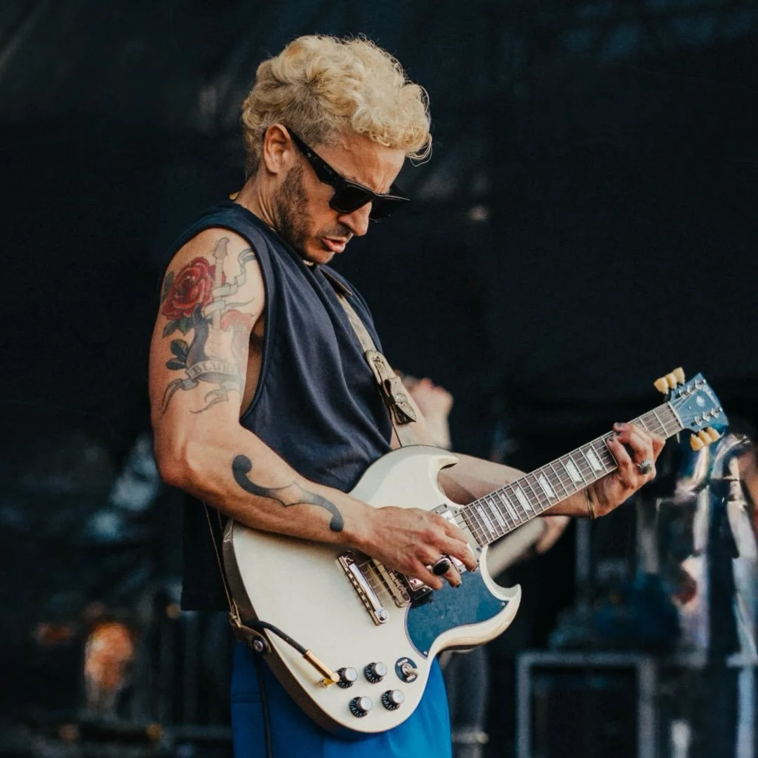 Artur Menezes performing live on guitar