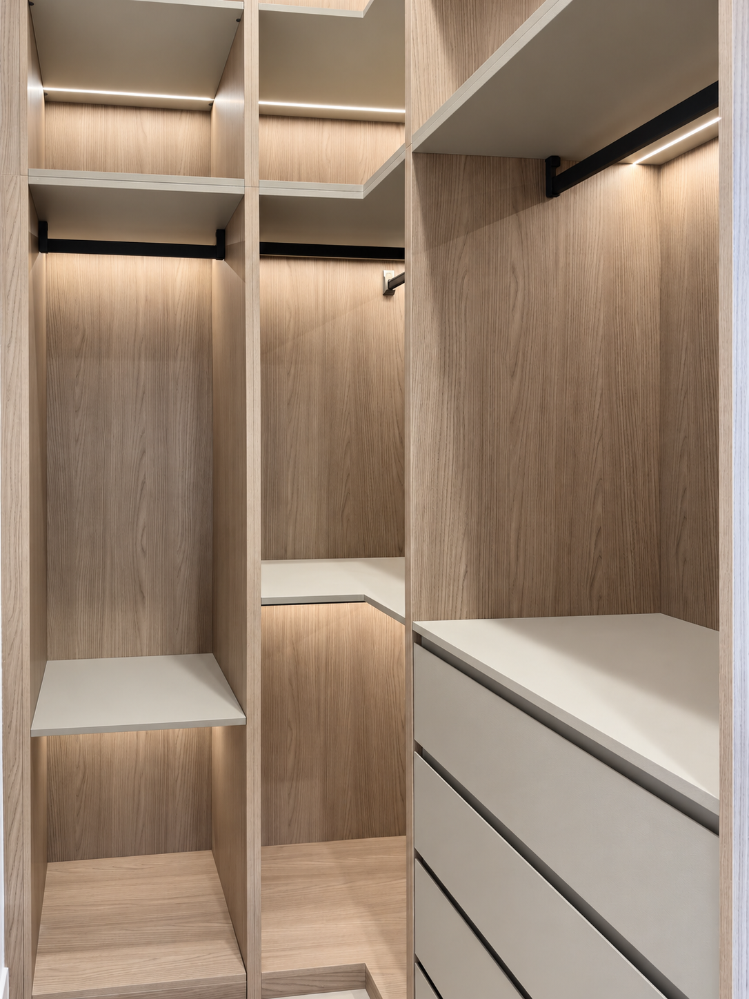 palo-alto-residence-primary-closet-03.png