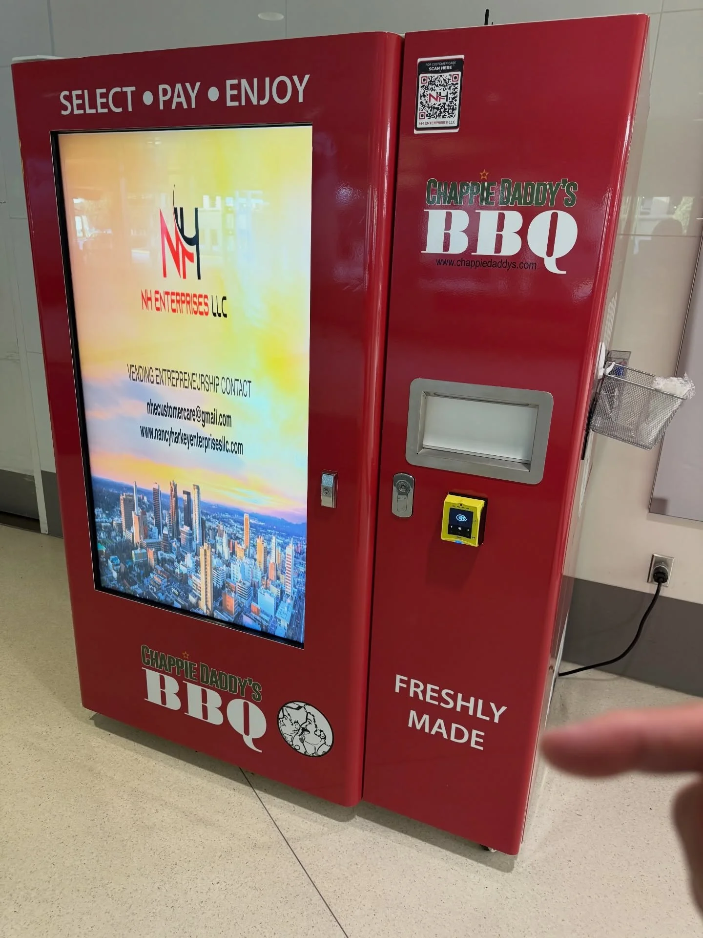 Why yes I think I will have some freshly made vending machine barbecue and pasta #airports #vendingmachine #shotshow #travel #foodie