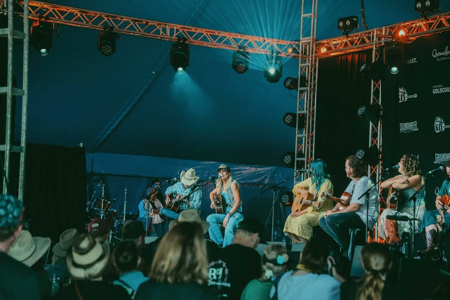 I LOVED sharing the stories behind the songs at the @iheartcountryau & @kixcountryradio Songwriters show at @groundwatercmf! Such a cool show to be a part of π 
πΈ @eyesandearscreative 
#groundwater #groundwatercmf