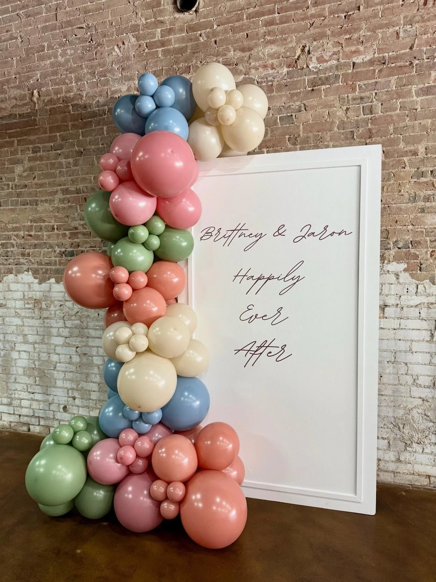 Fall vibes for Brittney &amp; Jaron&rsquo;s rehearsal dinner at the venue 🍂💍 

@rileysroomeventstudio 

#dfw #dfwballoons #dfwballoonartist #backdrop #rehearsaldinner #fall #fallvibes #fallballoon 
#balloondecor #tuftex #sempertex #balloongarland #