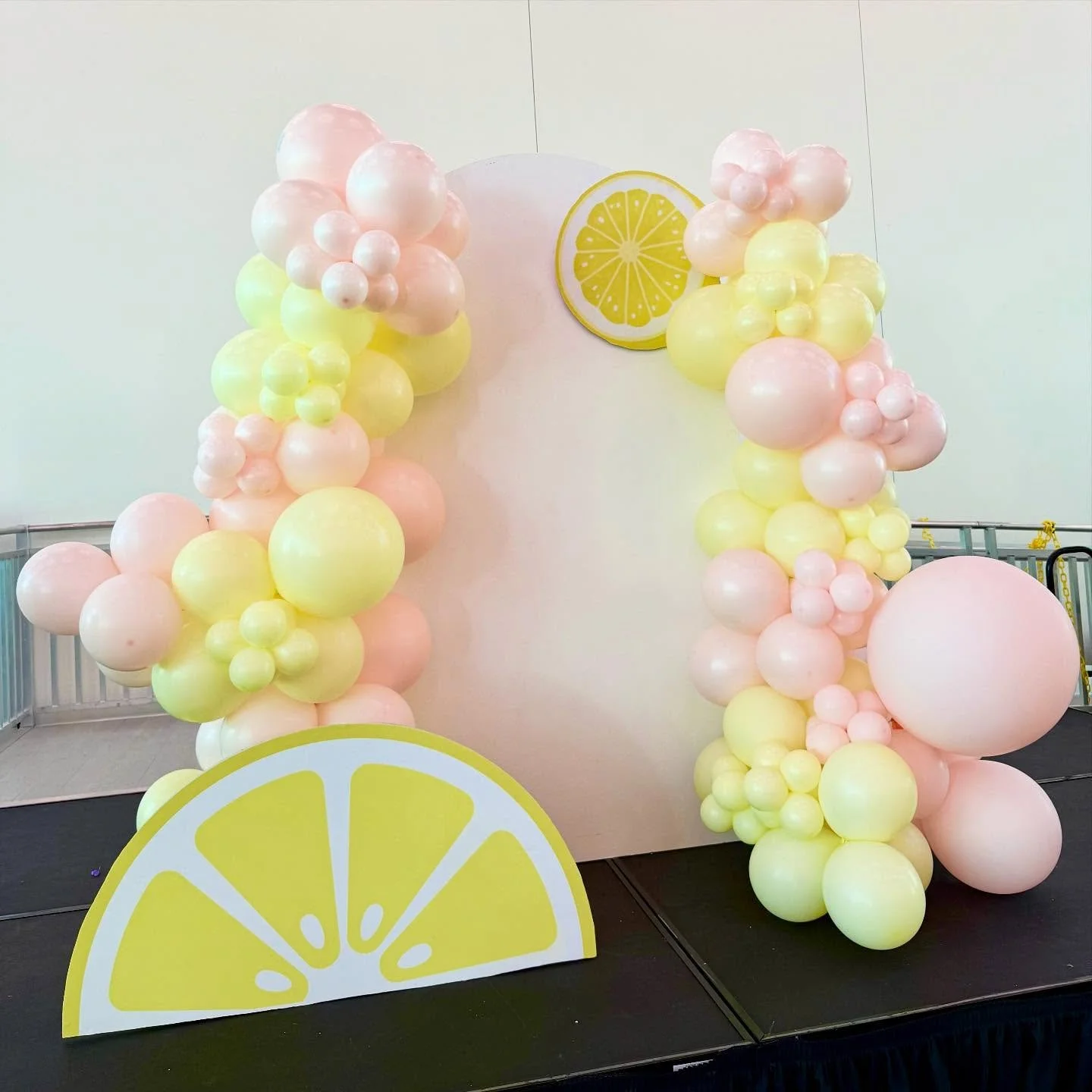 Easy peasy lemon squeezey 🍋🌸

#dfw #dfwballoons #dfwballoonartist #backdrop #dfwevents #partyrentals 
#balloondecor #tuftex #sempertex #balloongarland #balloonbackdrop #ntx #planotx #plano #birthdayparties #firstbirthday