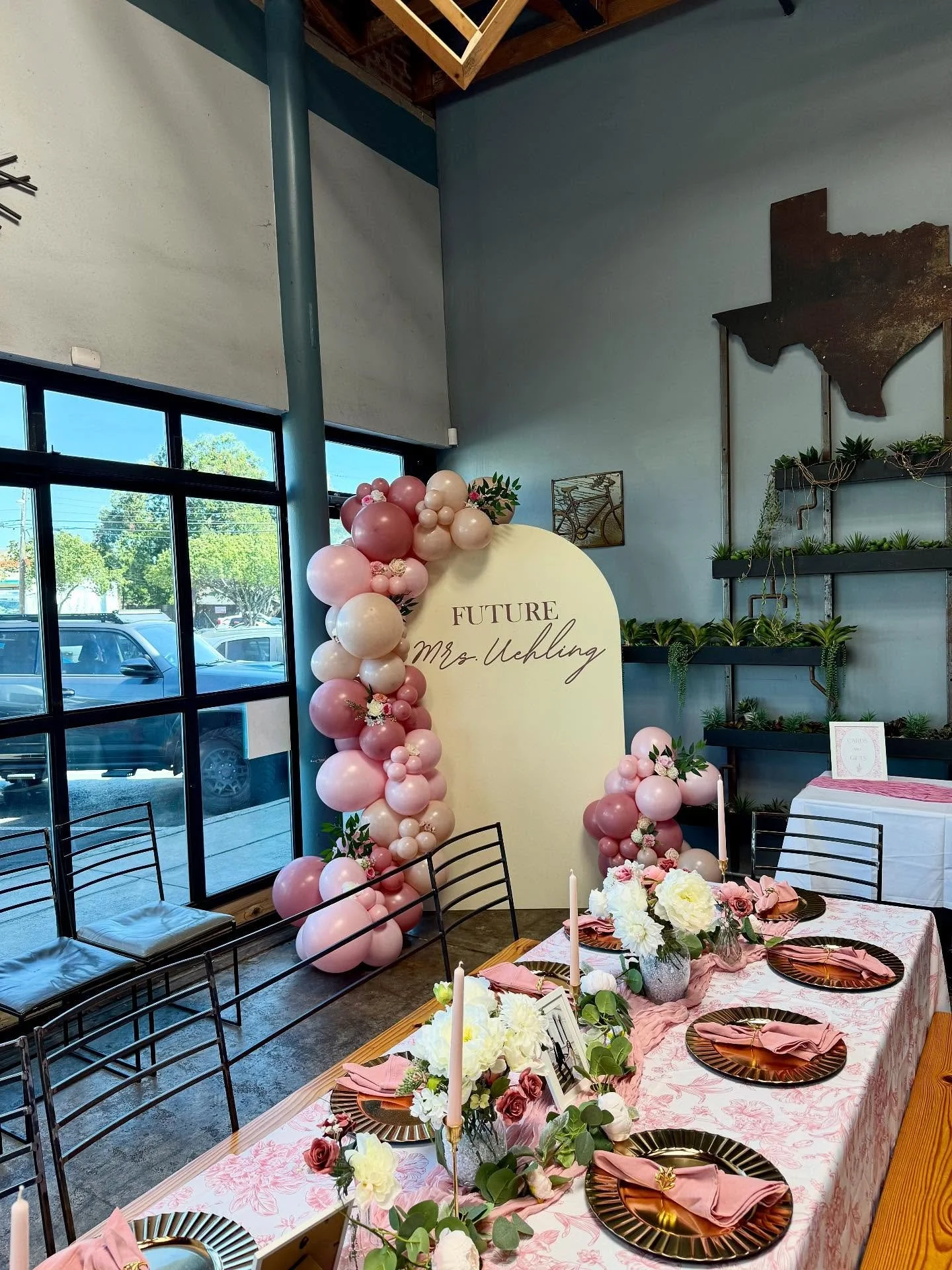 Love is in bloom! 💐💍

#dfw #dfwballoons #dfwballoonartist #backdrop #balloondecor #tuftex #sempertex #balloongarland #balloonbackdrop #ntx #bridalshower #bride #wedding #dallas #bridalshowerballoons #dfwevents #partyrentals