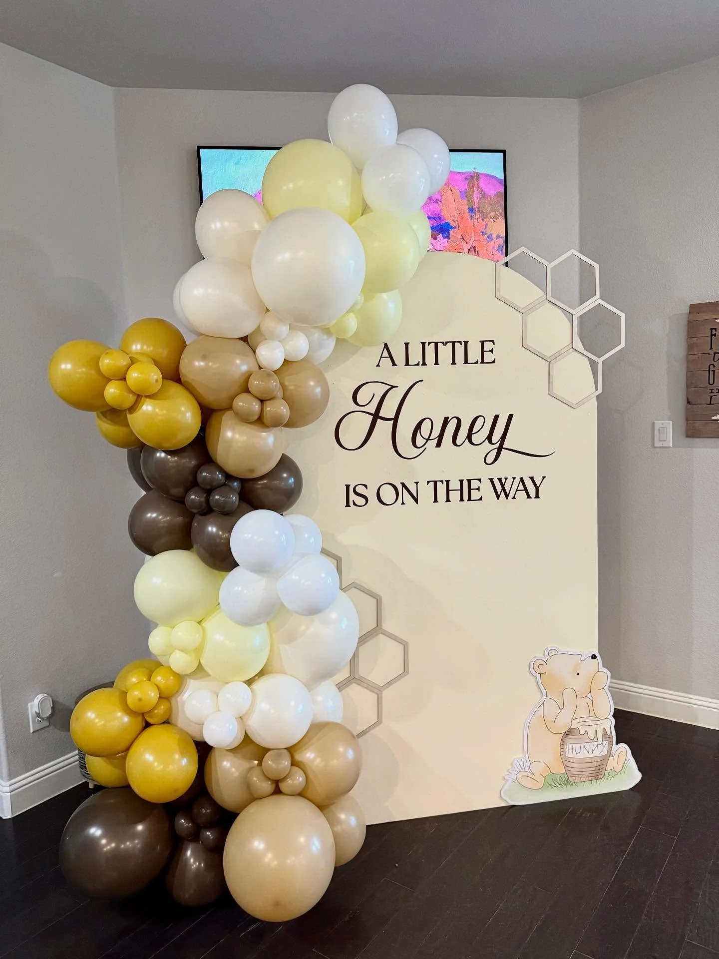 We love a Pooh theme!! 🍯🐝🧸

#dfw #dfwballoons #dfwballoonartist #backdrop #balloondecor #tuftex #sempertex #balloongarland #balloonbackdrop #ntx #partyrentals #dfwevents #babyshower #babyshowerballoons #babyshowerbackdrop #alittlehoneyisontheway #