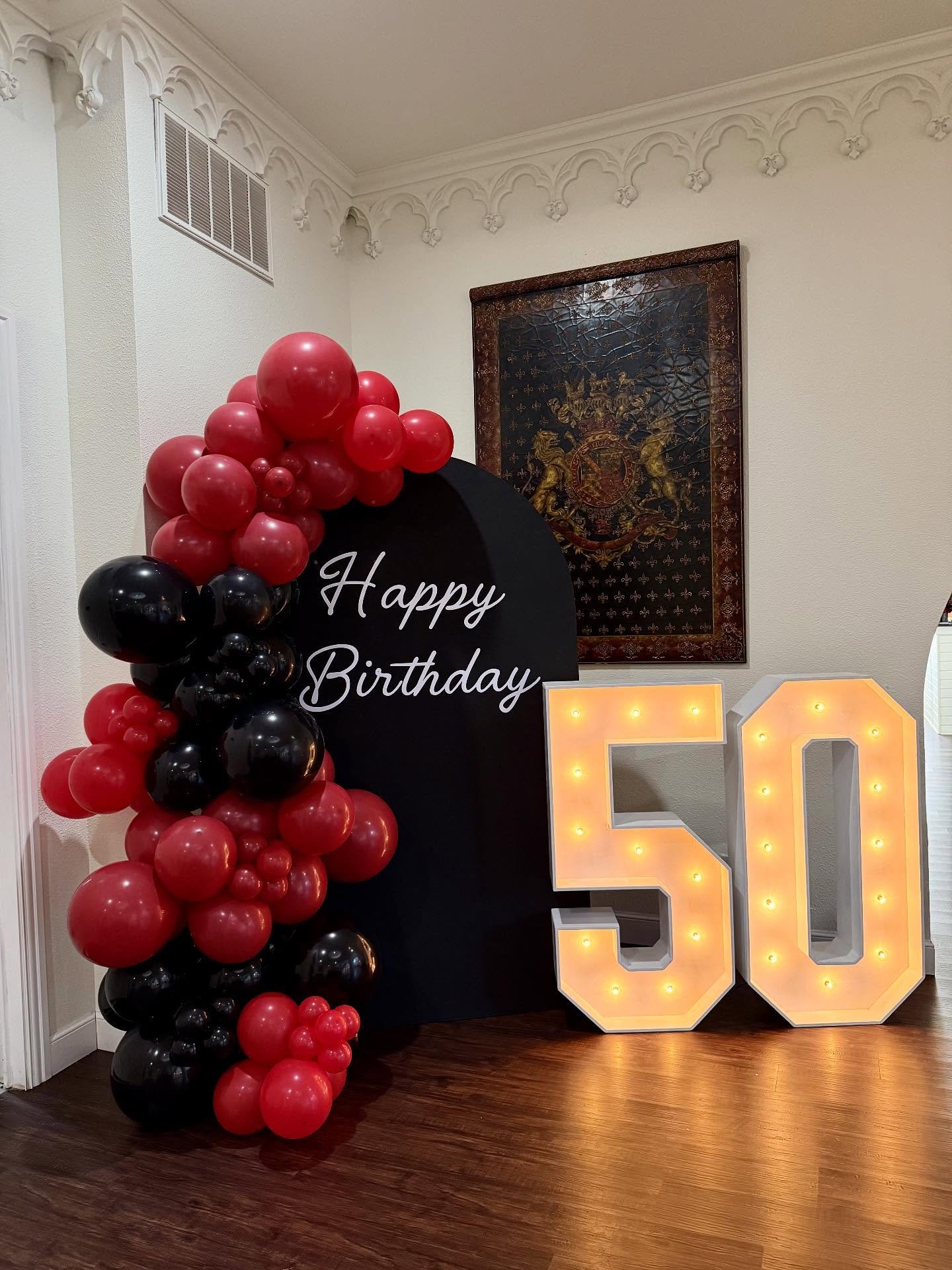 A spooky 50th 🥀🕯️☠️
@lavisheventandfloral 
@thecastleatrockwall 

#dfw #dfwballoons #dfwballoonartist #backdrop #balloondecor #tuftex #sempertex #balloongarland #balloonbackdrop #ntx #partyrentals #dfwevents #birthdaygirl #birthdayparty #birthday #
