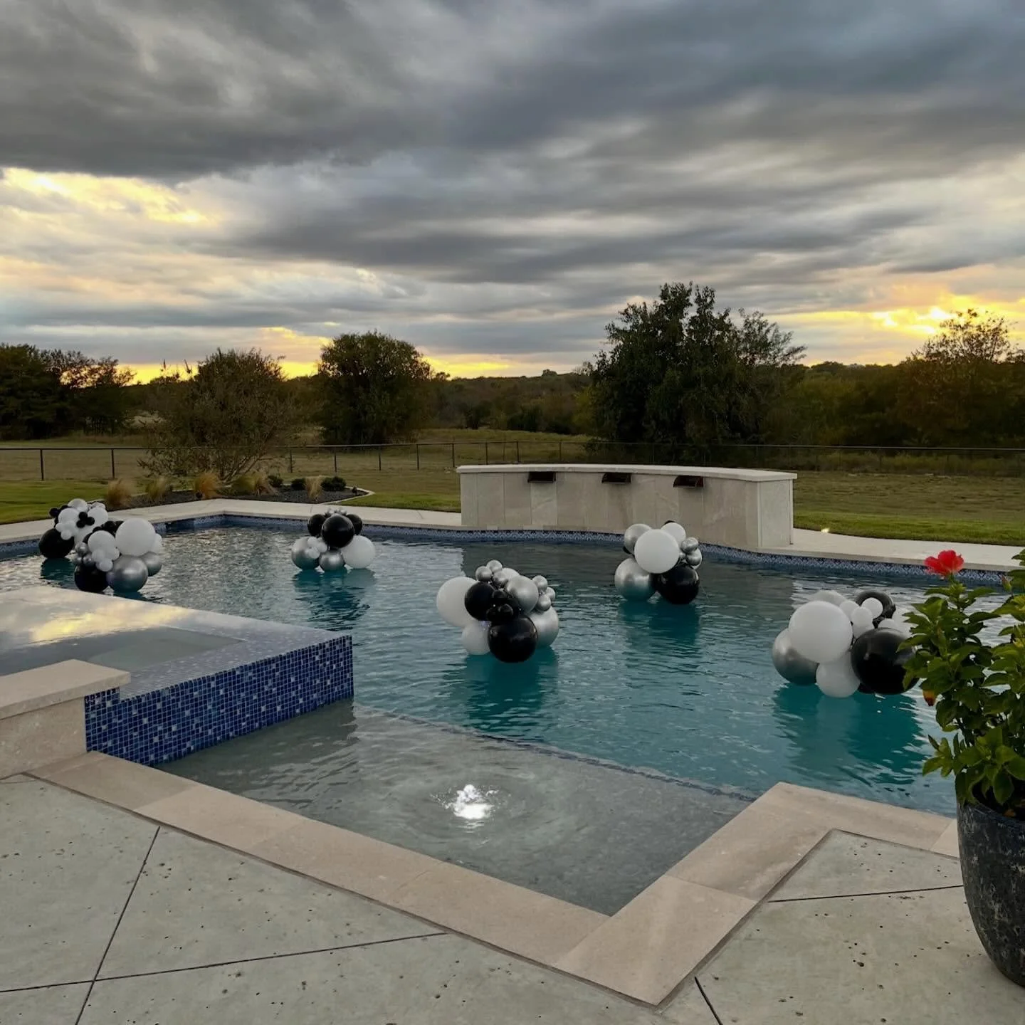 Pool clusters are always a fav - especially with some twinkle lights at night 🤩🌙