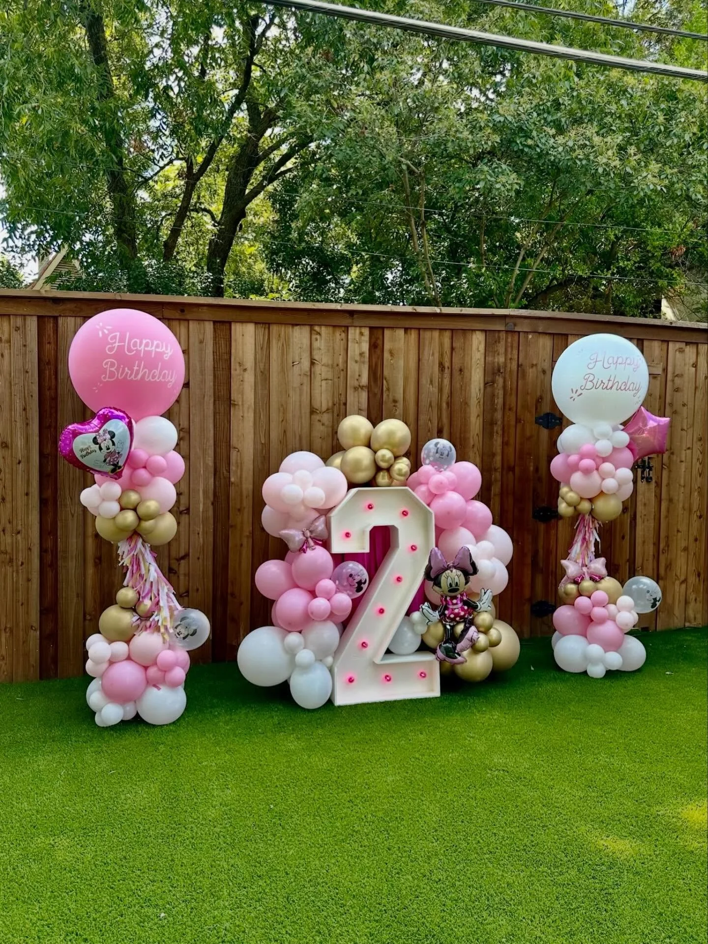 Packing for Disney next week (!!!!!) and just had to share our favorite Minnie set up 🐭🩷