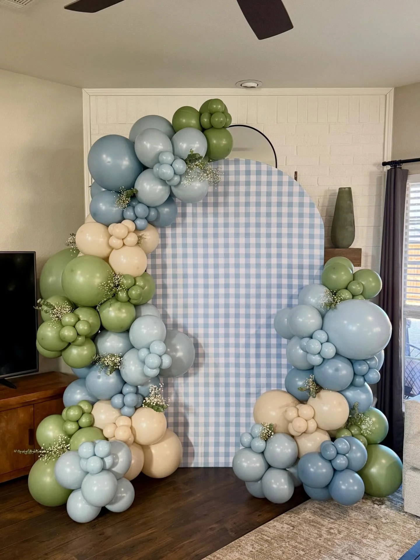 Lovingggg all things gingham 🤍 the perfect morning celebrating Haven and Baby Boy Ewing!