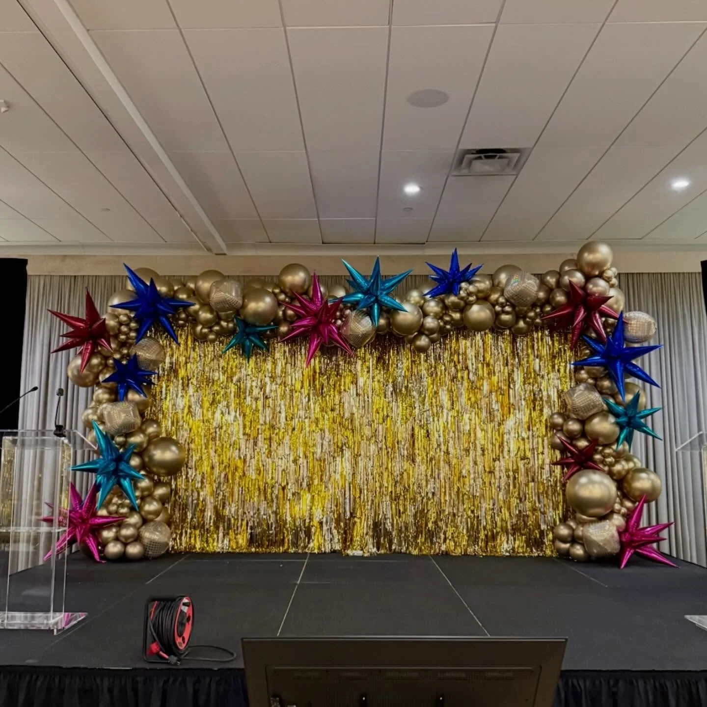 More from Camden 🌟🪩 our gold tinsel wall is a SHOWSTOPPER! Super proud of how this one turned out 💗

@thehallondragon 
@sempertex 
@elitexballoonsusa 
@aabtexas