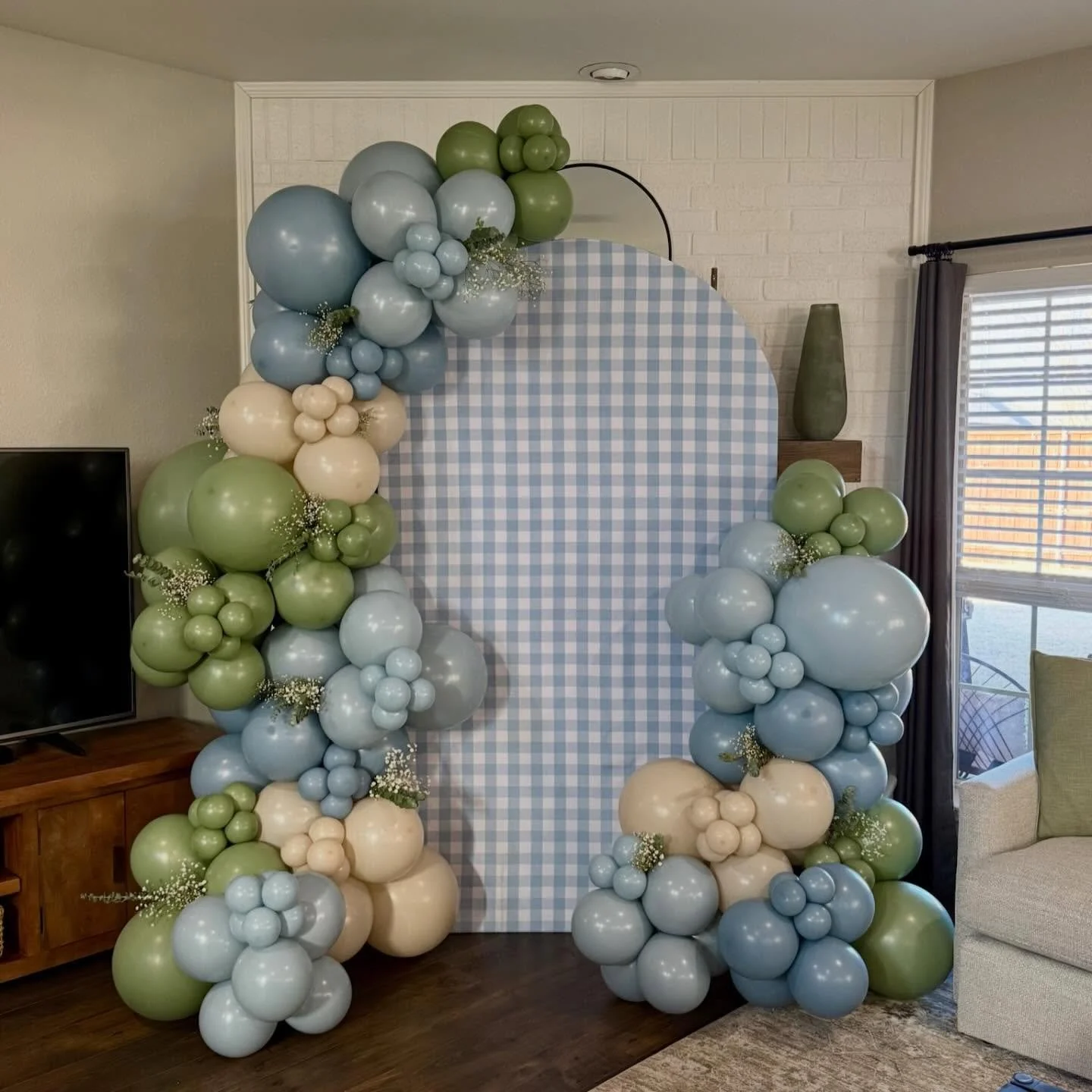 This is your sign to book the backdrop &amp; balloons for your spring/summer parties ✨🤍