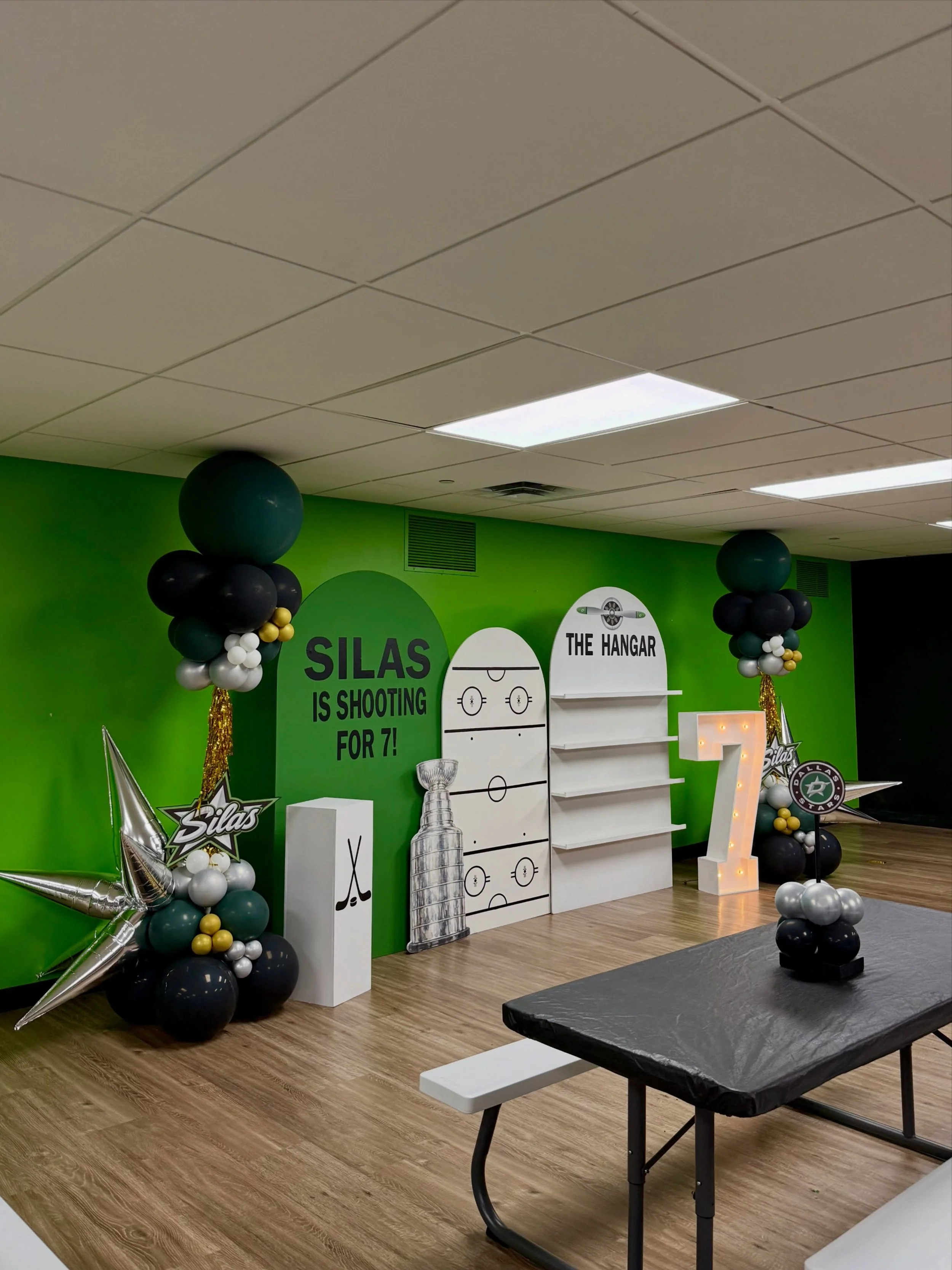 It&rsquo;s the Stanley Cup cutout for me 🏒🤩💚 go stars!

towers by @higherup.milo

#dallasstars #birthdaybackdrop #hockey #denton #backdrop