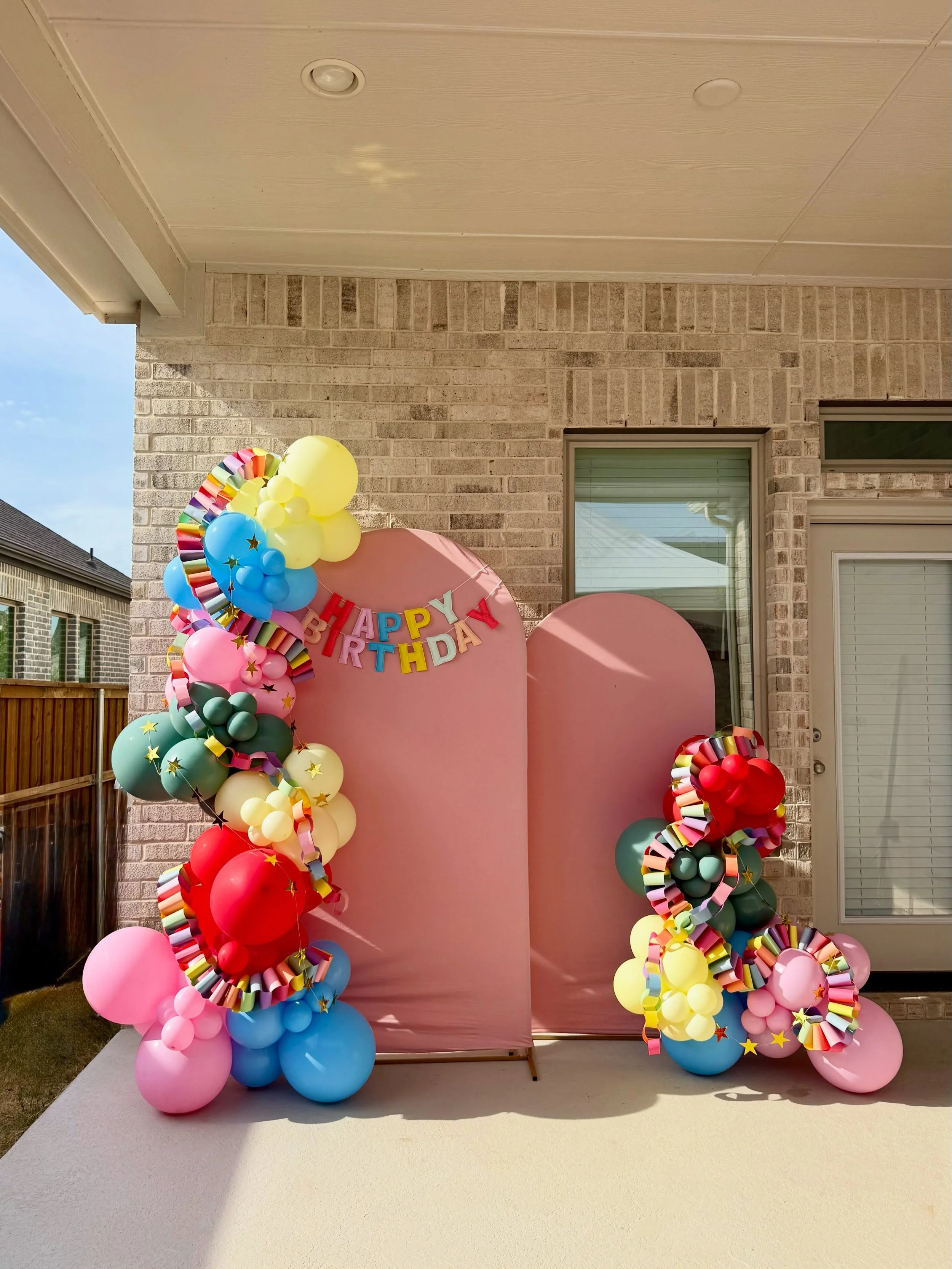 Here&rsquo;s to hoping paper chains never go out of style 🦋✨🎀💛

#dfwballoons #firstbirthdayparty #dallasballoons #birthdayballoons #paperchains