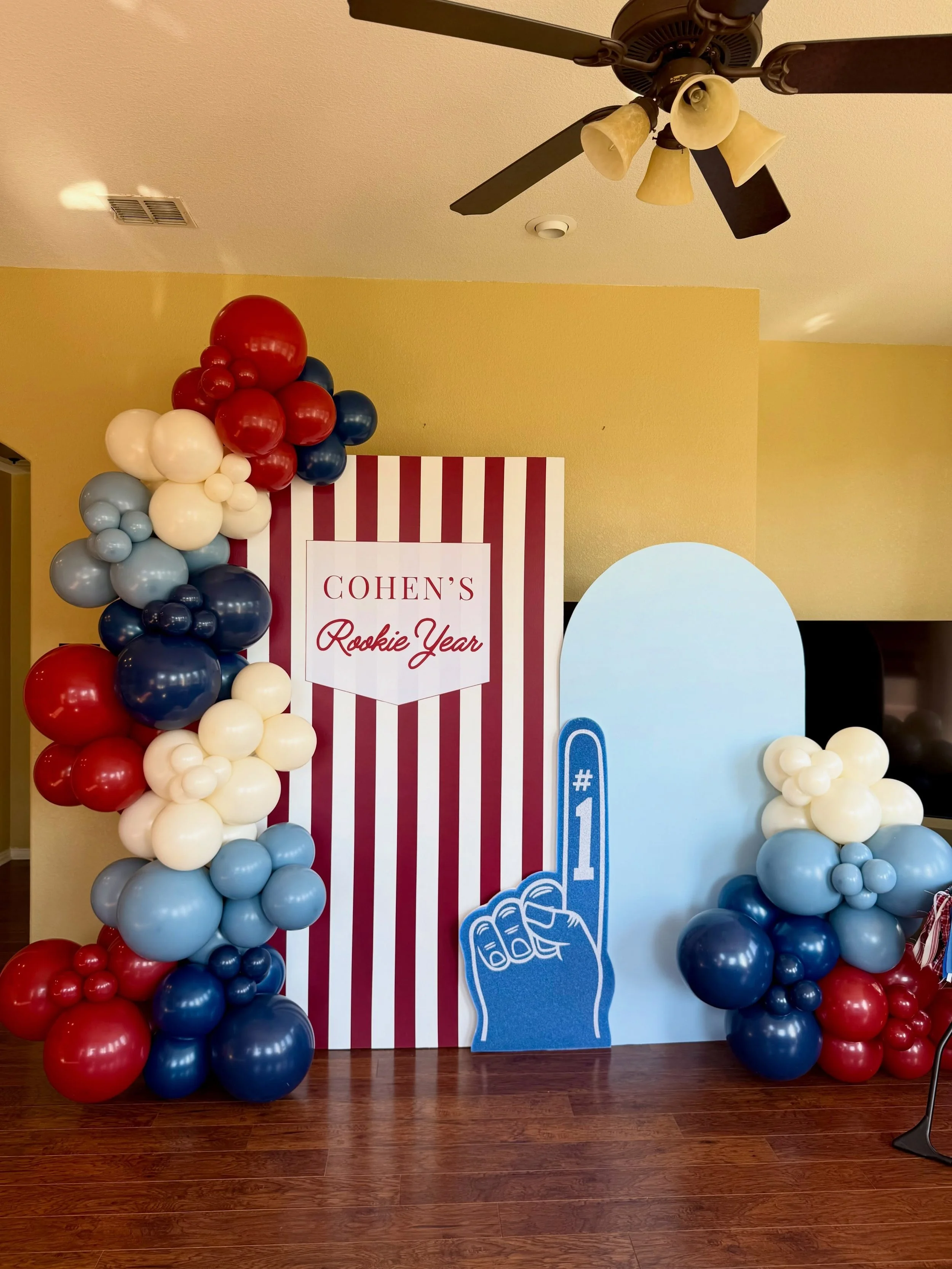 A grand slam of a first birthday ⚾️🌀🌟❤️

#dfwballoons #firstbirthday #rookieyear #balloongarland #kellertx