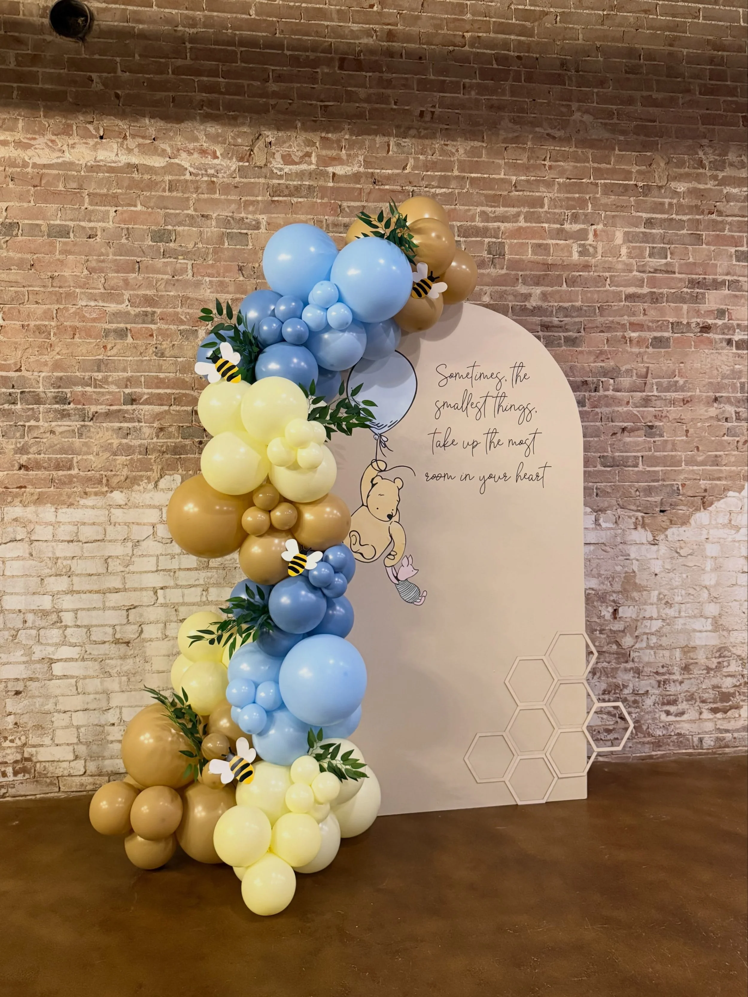 The floating bear!! 🥹🧸🩵
@rileysroomeventstudio

#dfwballoons #winniethepooh #babyshower #babyshowerballoons #denton