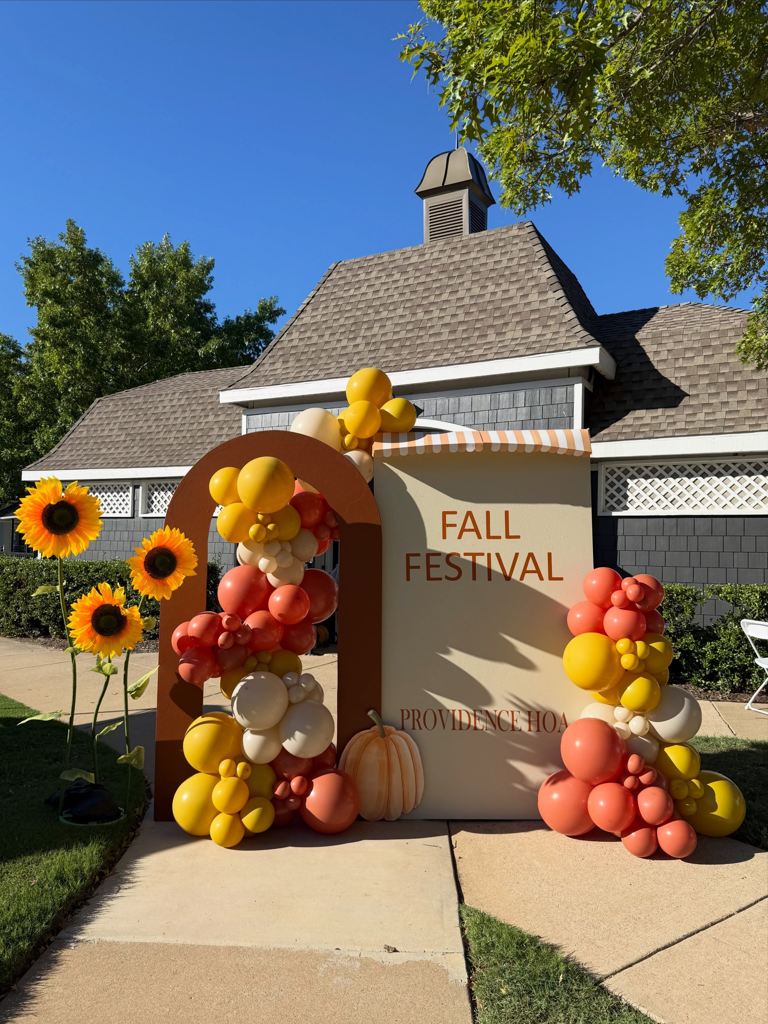 Making fall celebrations a little more festive with @providencehoa 🍂🌻

#dfwballoons #fallfestival #dallasballoons #aubreytx #backdrops