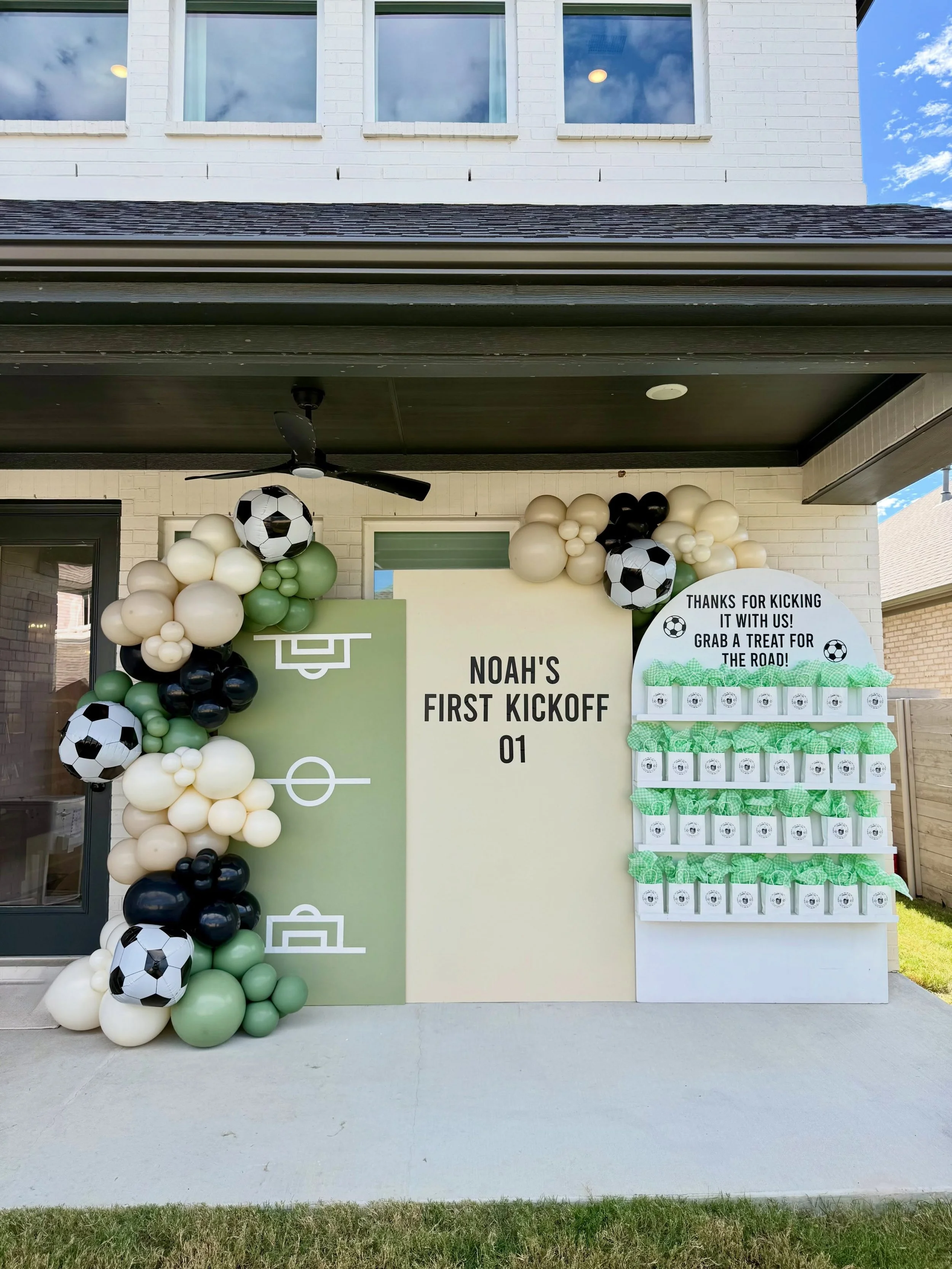 A year full of goals! ⚽️🌟🖤

#dfwballoons #firstbirthday #soccerbirthday #mckinneytx #birthdaybackdrop