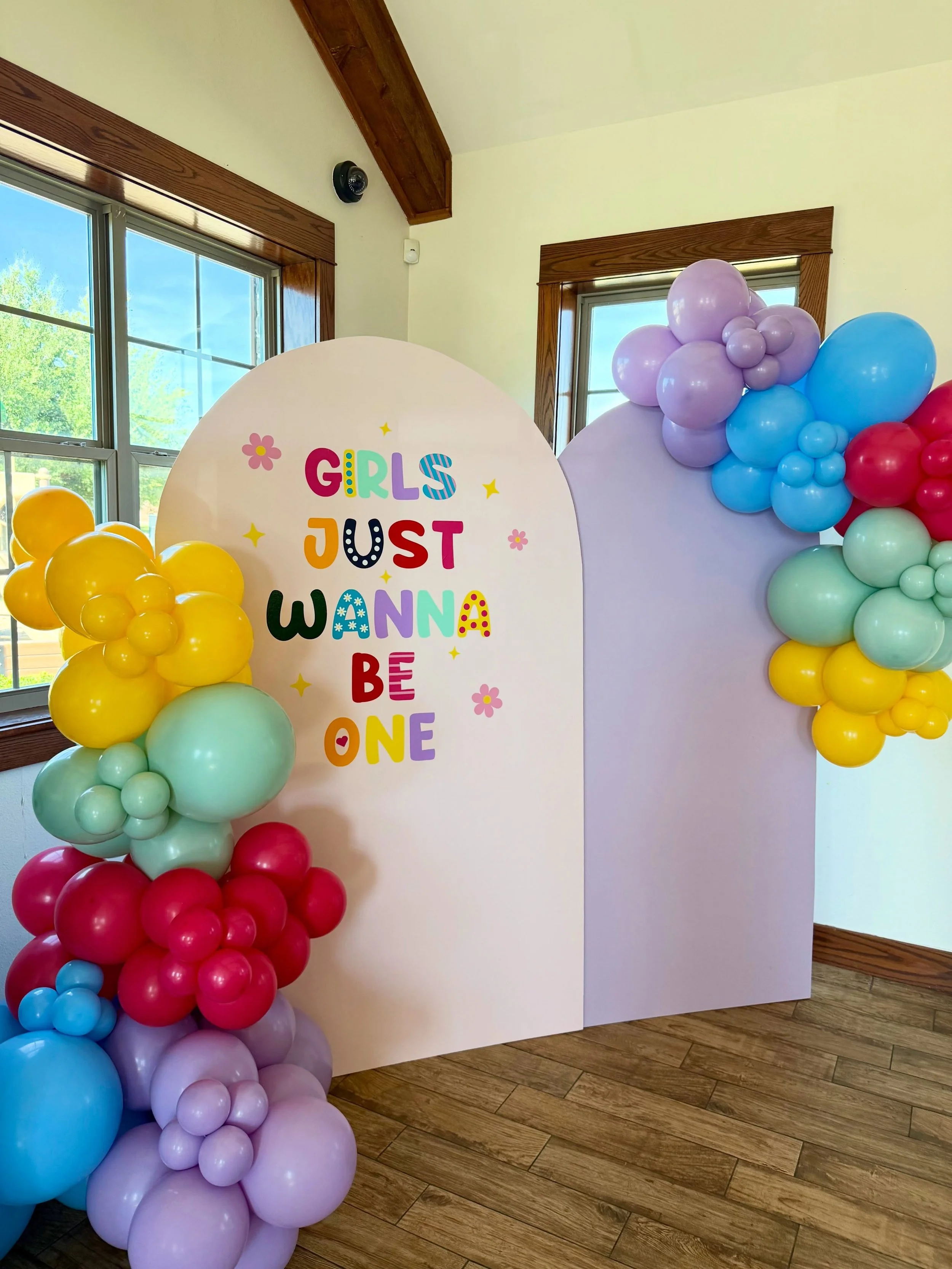 That&rsquo;s all they really waaannt 💕🌼🧁🦋

@tinygathersoftplay 

#dfwballoons #firstbirthday #girlsjustwannahavefun #haslettx